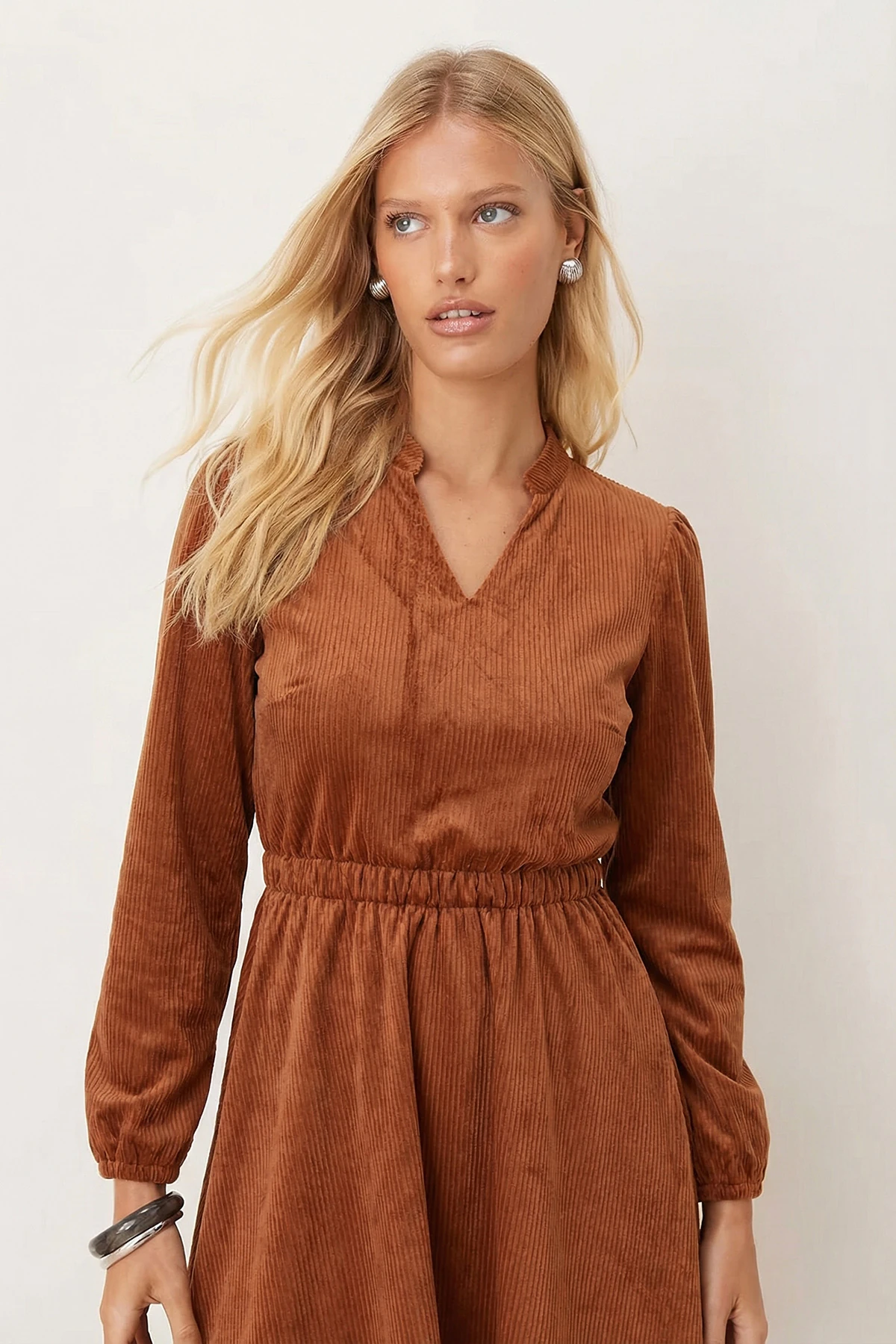 Kadın Camel Kadife V Yaka Beli Lastikli İnce Fitilli Kloş Elbise ARM-25K001049