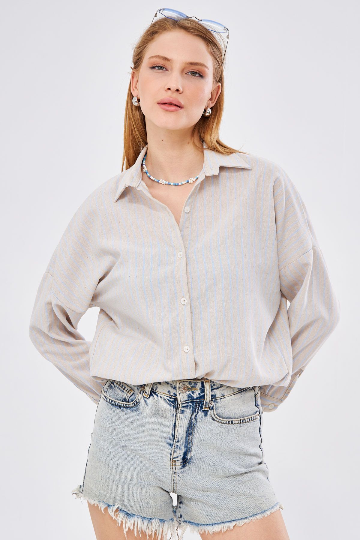 Kadın Açık Mavi Çizgili Oversize Uzun Basic Gömlek ARM-24K001061