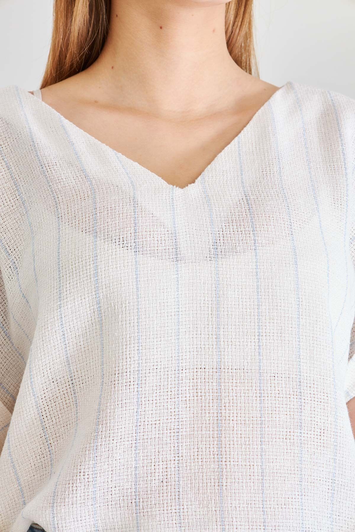Kadın Bebe Mavi V Yaka Yanları Yırtmaçlı Arkası Uzun Duble Kol Detaylı Oversize Bluz ARM-25Y001056