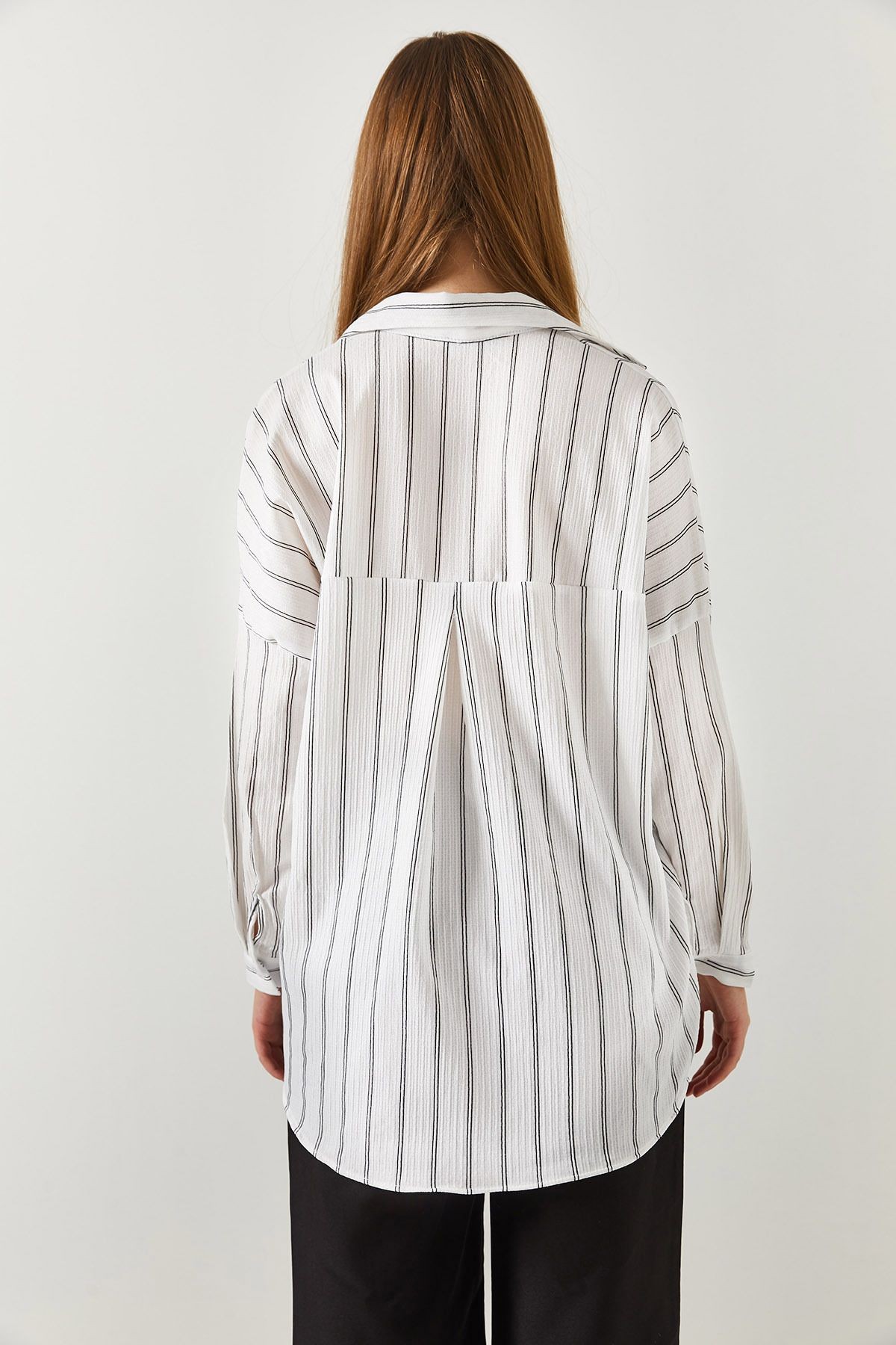 Kadın Beyaz İnce Çizgili Oversize Uzun Basic Gömlek ARM-22Y001185