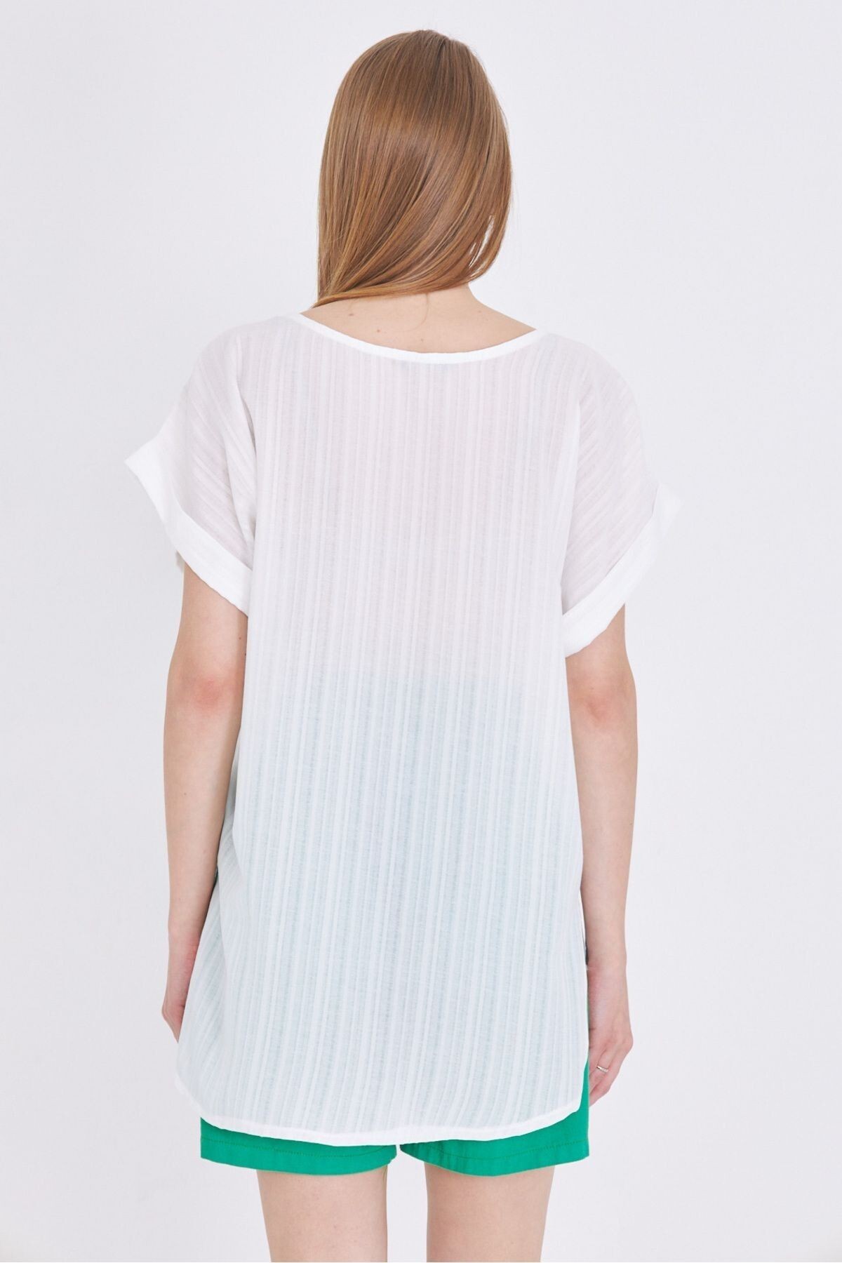 Kadın Beyaz V Yaka Yanları Yırtmaçlı Arkası Uzun Duble Kol Detaylı Oversize Bluz ARM-24Y001074