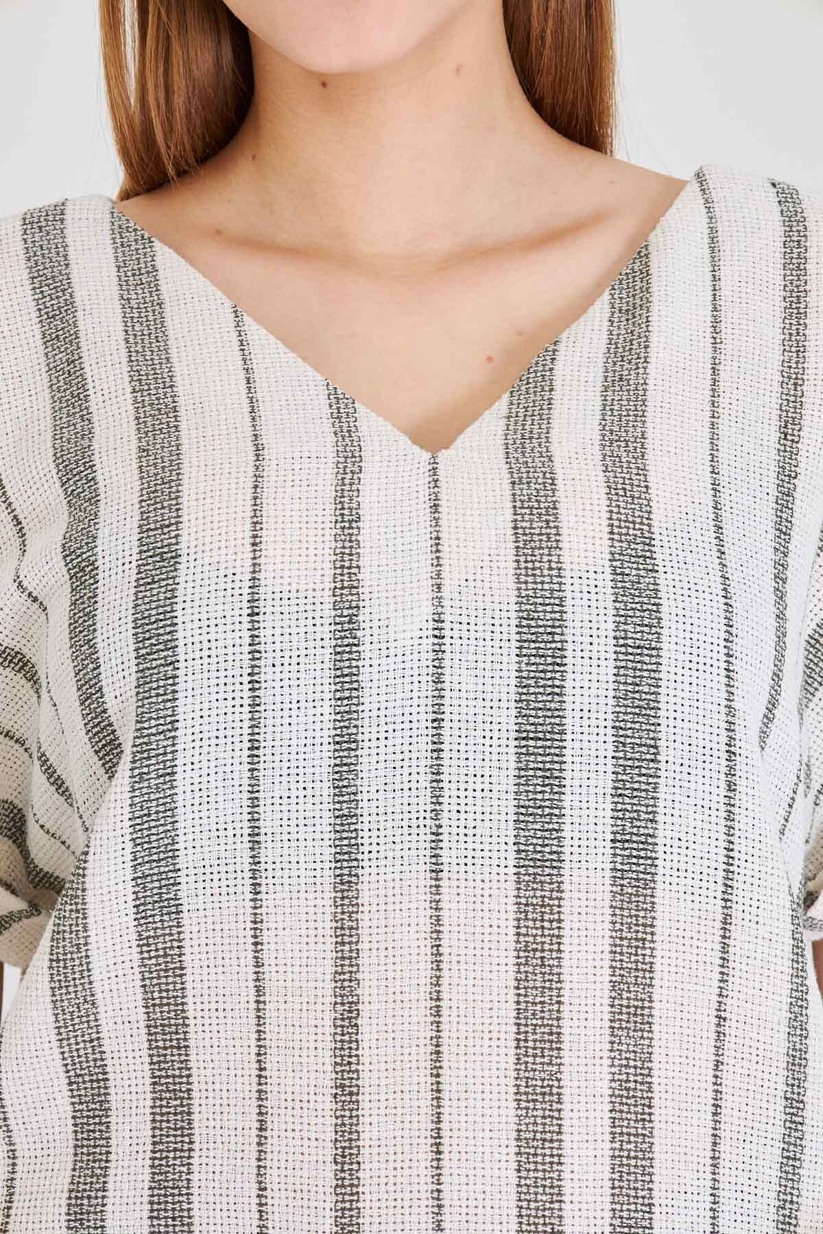 Kadın Haki V Yaka Yanları Yırtmaçlı Arkası Uzun Duble Kol Detaylı Oversize Bluz ARM-25Y001056