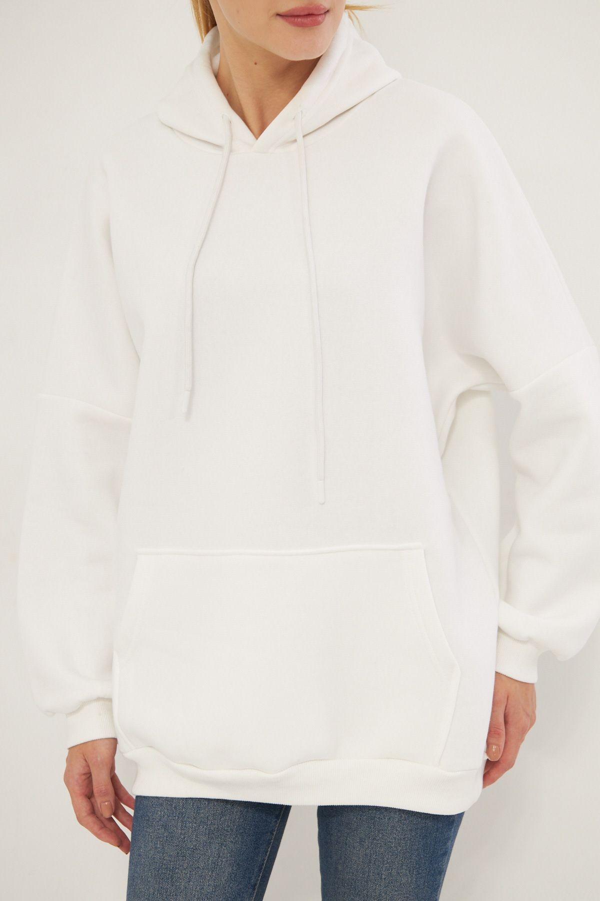 Kadın Beyaz Kapüşonlu İçi Şardonlu Kanguru Cepli Oversize Sweatshirt ARM-25K001045