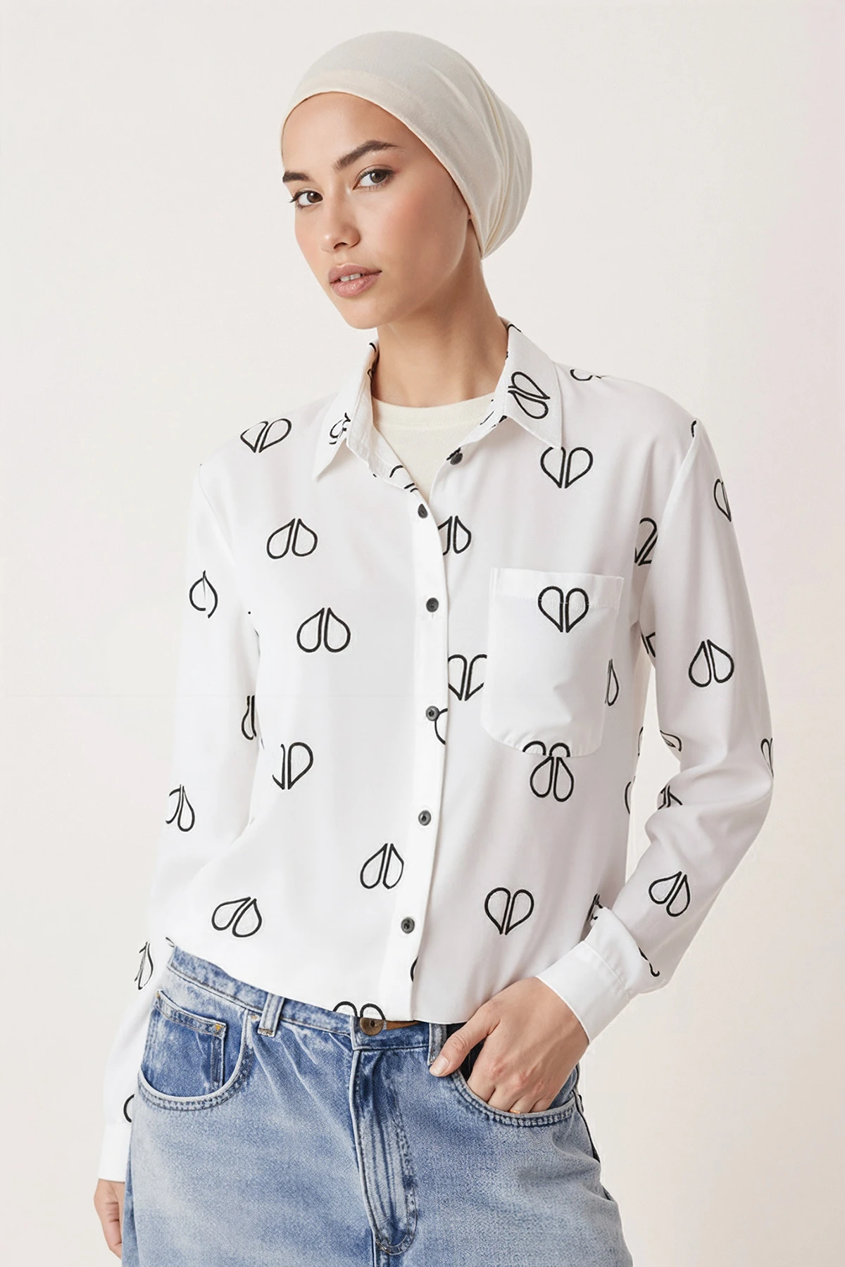 Kadın Beyaz Sırtı Pile Detaylı Tek Cepli Desenli Uzun Kollu Tesettür Gömlek ARM-26K001076