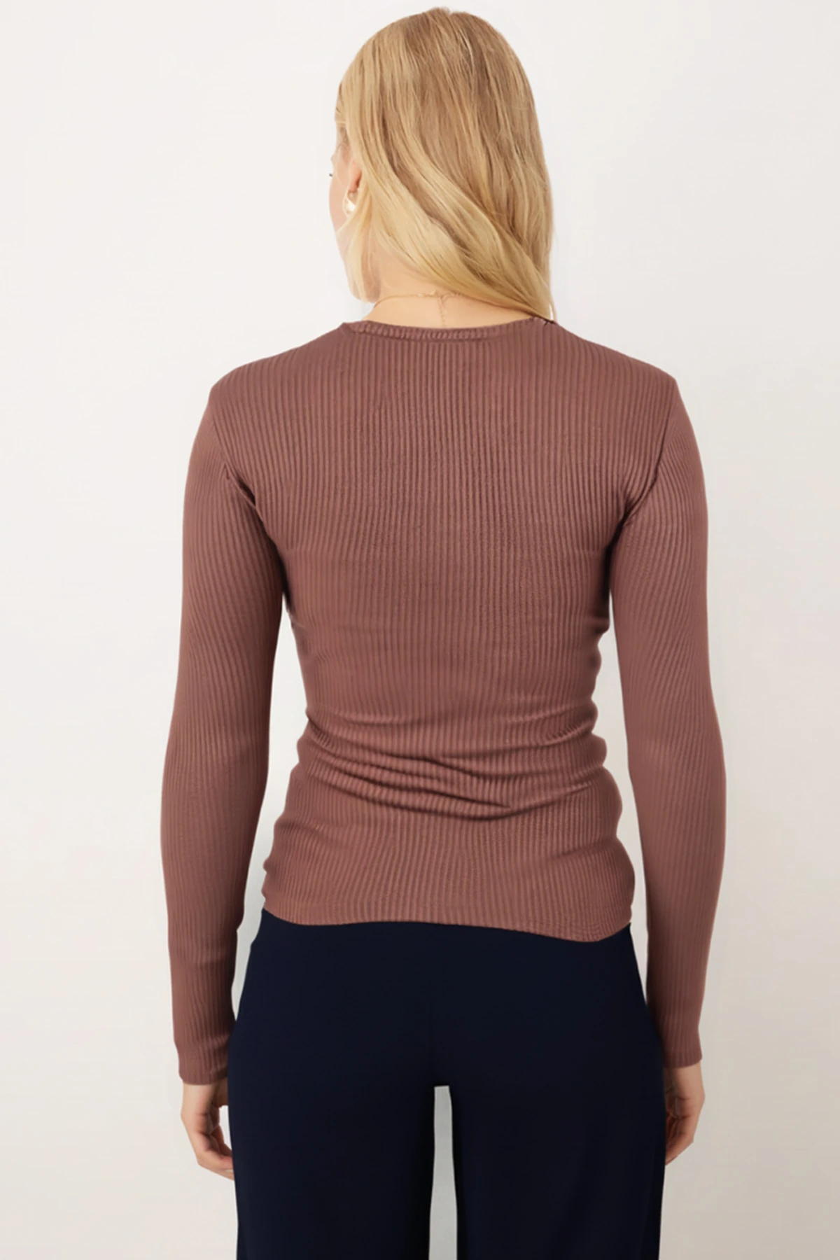 Kadın Açık Kahve U Yaka Düğme Detaylı Önden Yırtmaçlı Yumuşak Dokulu Bluz ARM-26K001038