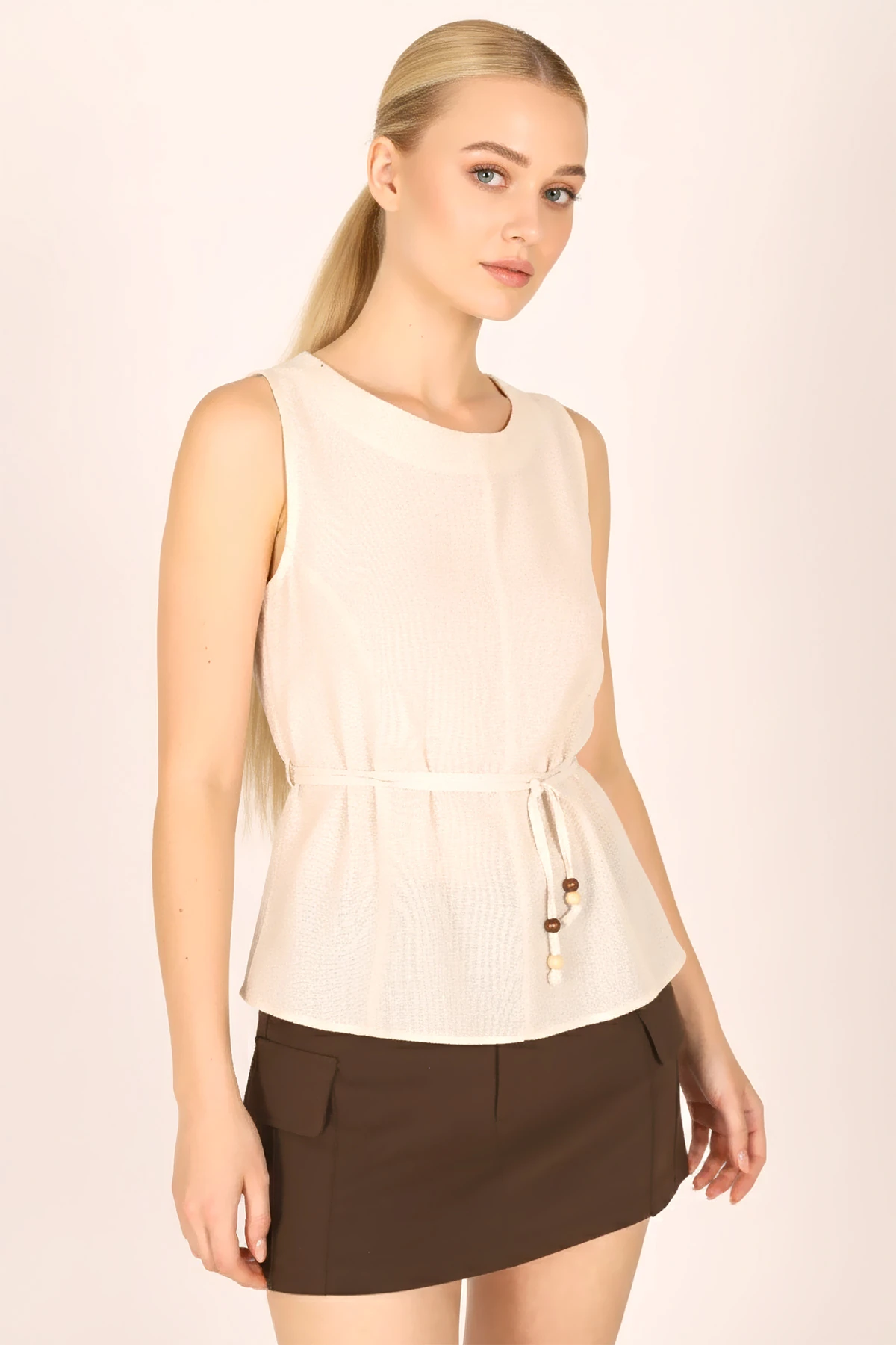 Kadın Krem Sıfır Yaka Vücuda Oturan Belden Bağlamalı Kolsuz Keten Görünümlü Bluz ARM-25Y001081
