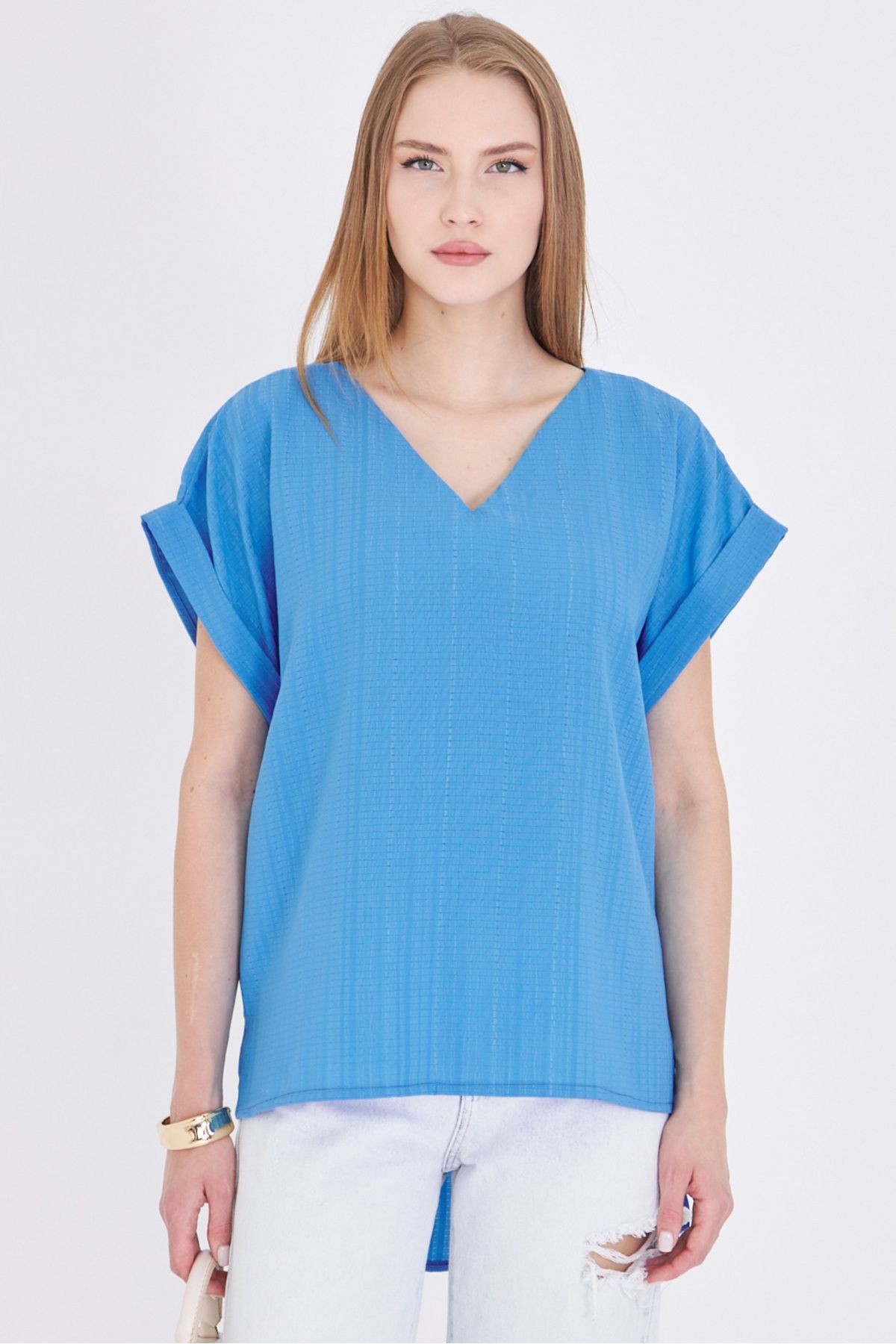 Kadın Mavi V Yaka Yanları Yırtmaçlı Arkası Uzun Duble Kol Detaylı Oversize Bluz ARM-24Y001074