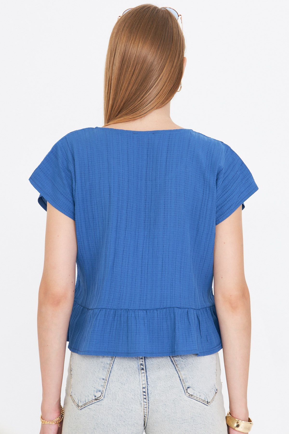 Kadın Koyu Mavi Yarasa Kol Yakası Bağlamalı Eteği Fırfırlı Oversize Crop Bluz ARM-24Y001088