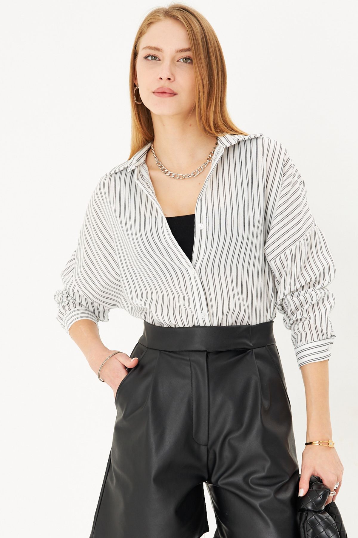 Kadın Beyaz-Siyah İnce Çizgili Oversize Uzun Basic Gömlek ARM-22Y001185