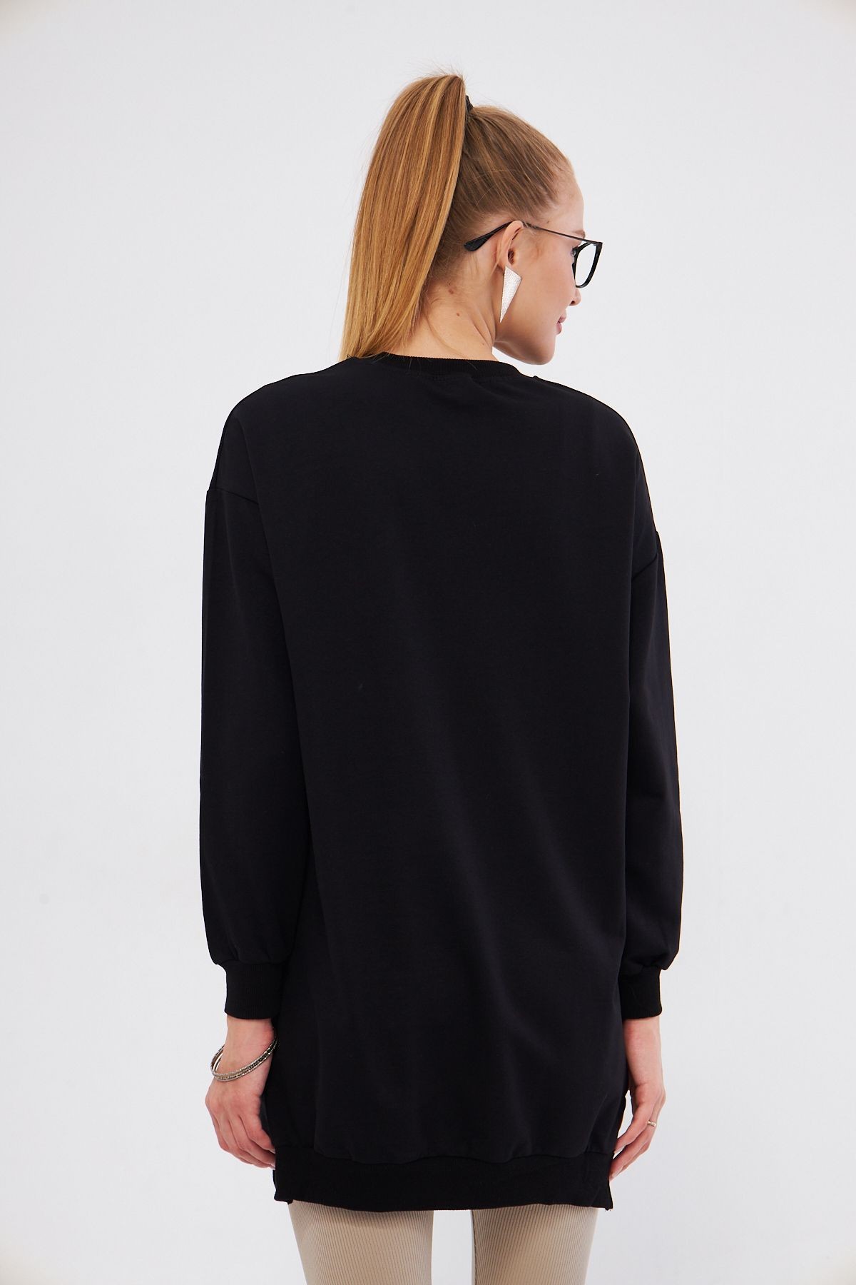 Kadın Siyah Bisiklet Yaka Önü Yazılı Tunik Sweatshirt ARM-25K001029