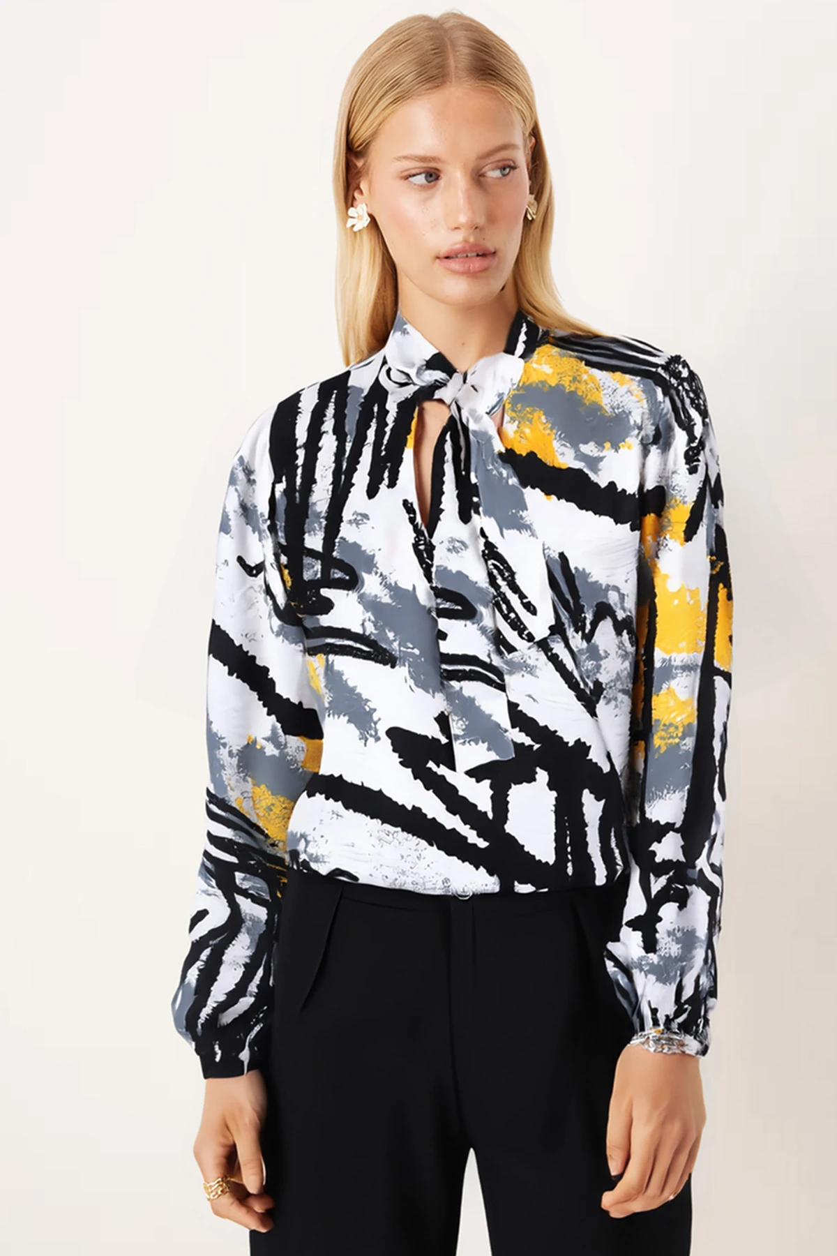 Kadın Sarı Yakası Bağlamalı Kolu Lastikli Bluz ARM-25K001096