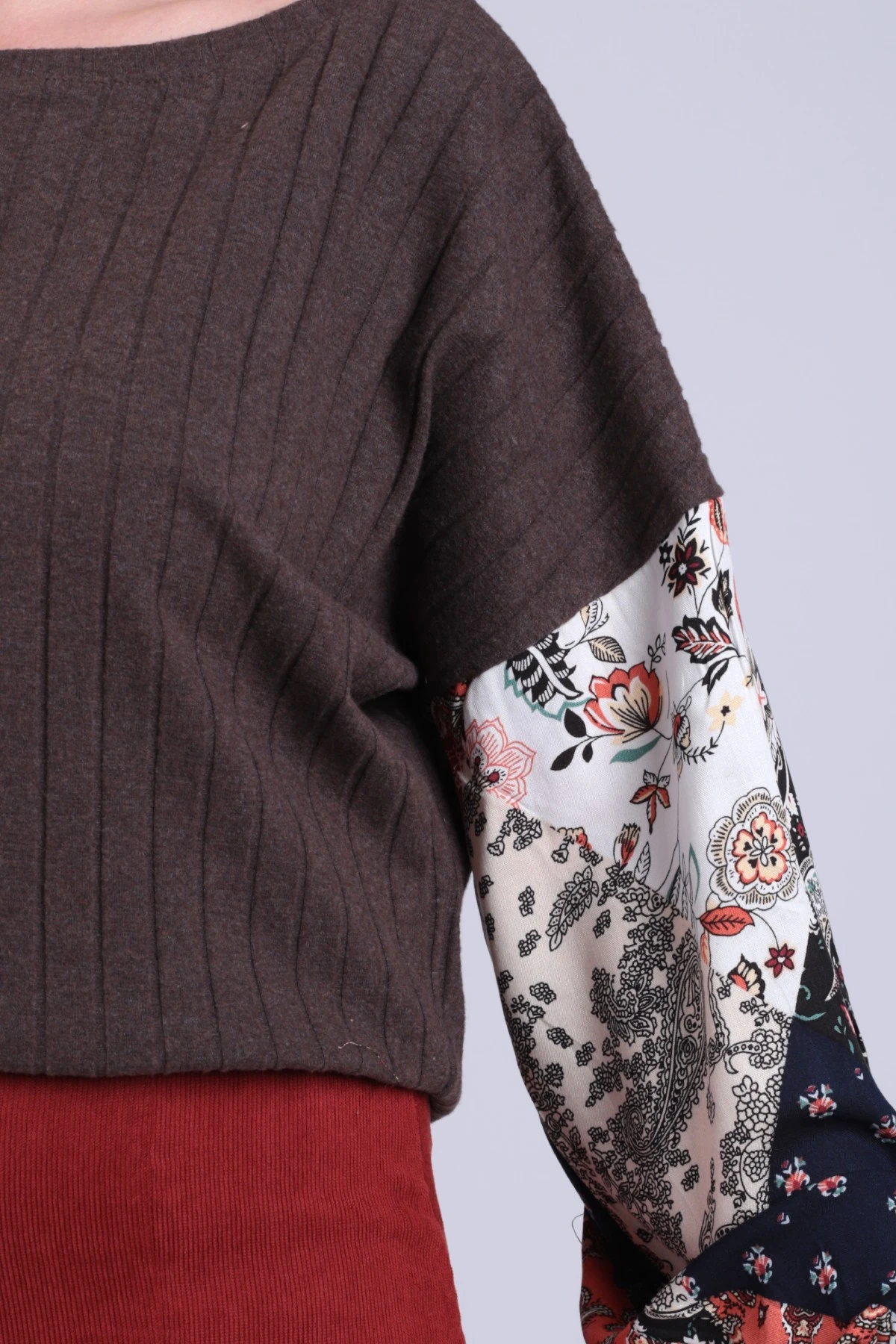 Kadın Koyu Kahve Kolu Desenli Balonlu Triko Kazak ARM-20K081001