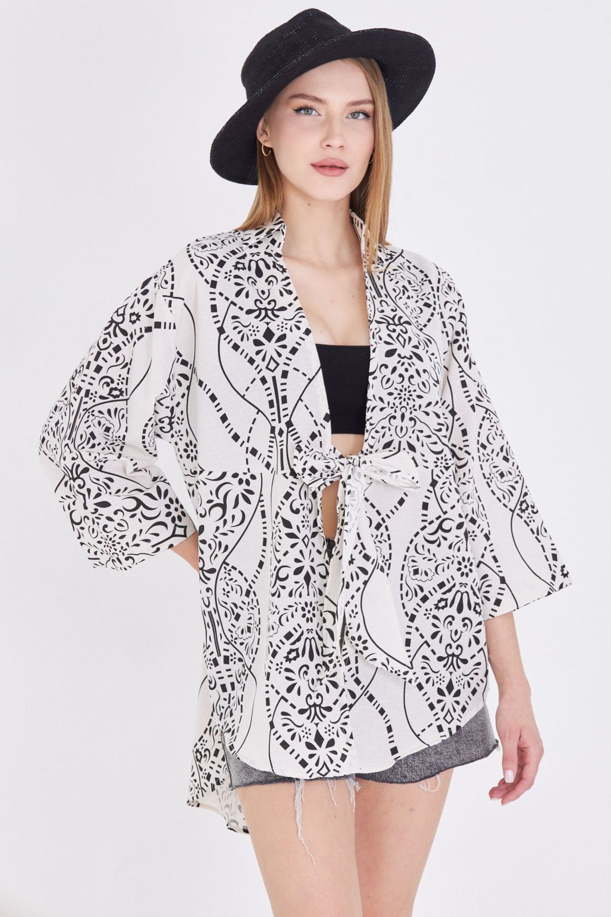 Kadın Siyah-Beyaz Desenli Keten Görünümlü Önden Bağlamalı Kimono Gömlek ARM-24Y001079