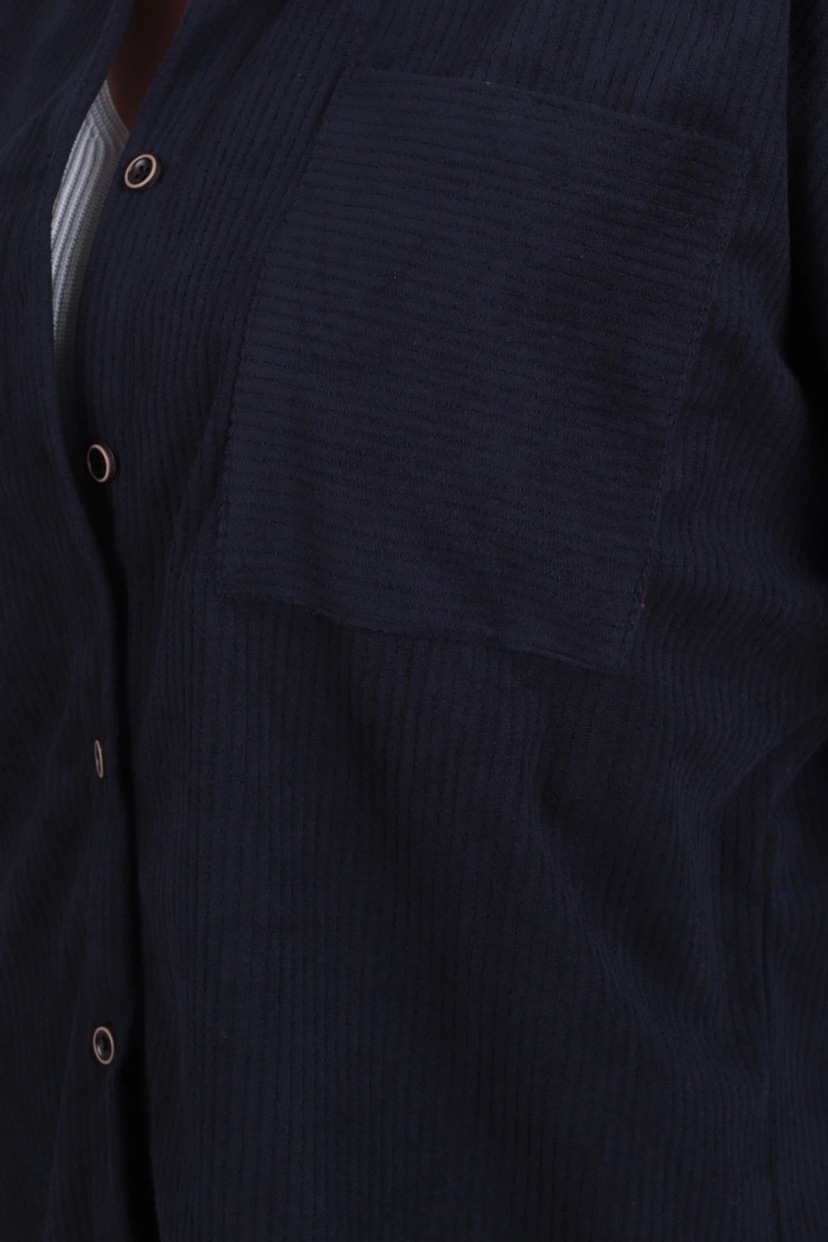 Kadın Lacivert Cepli Oversize İnce Fitilli Kadife Gömlek ARM-24K001076