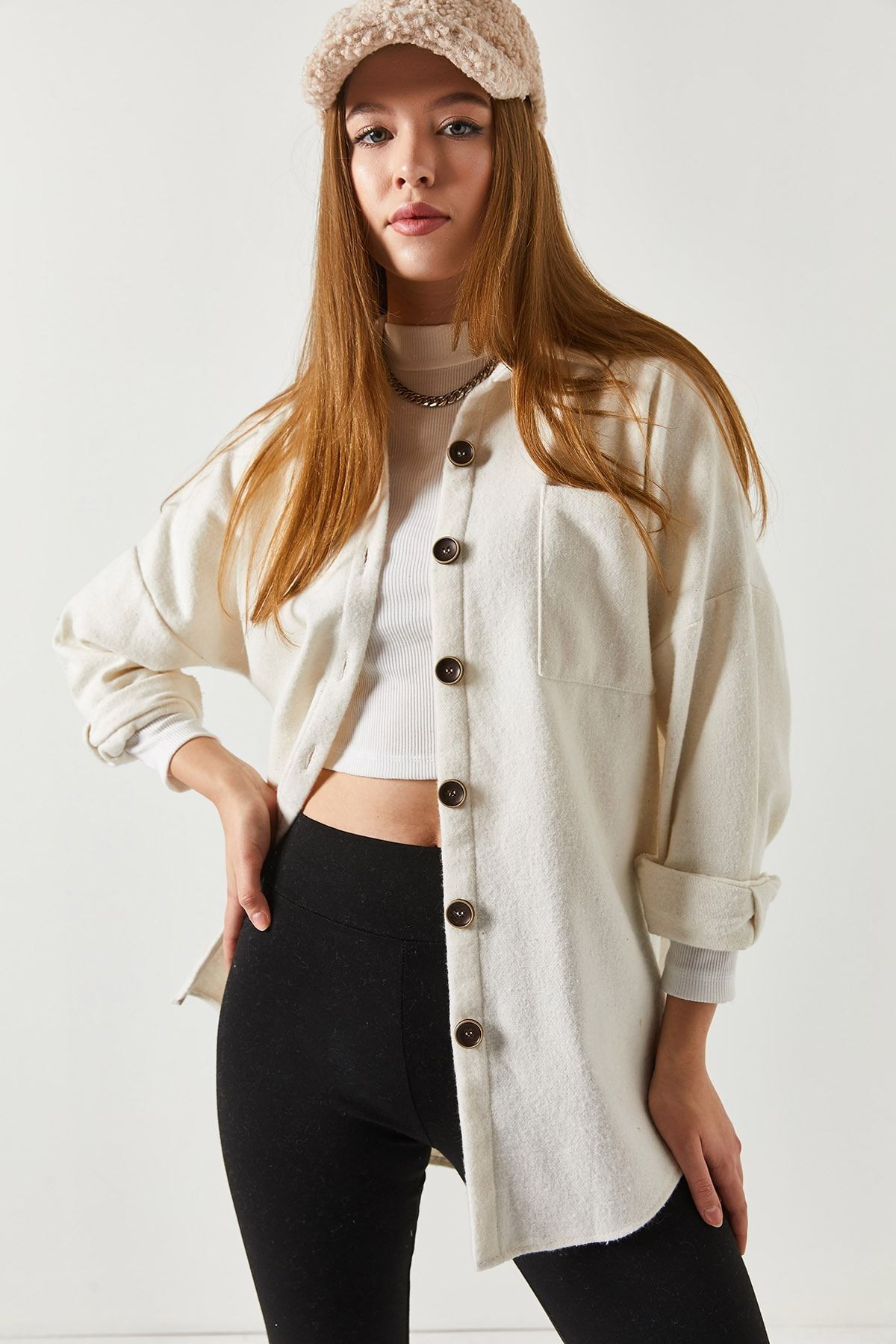 Kadın Beyaz Oversize Kaşe Cepli Gömlek ARM-22Y001156