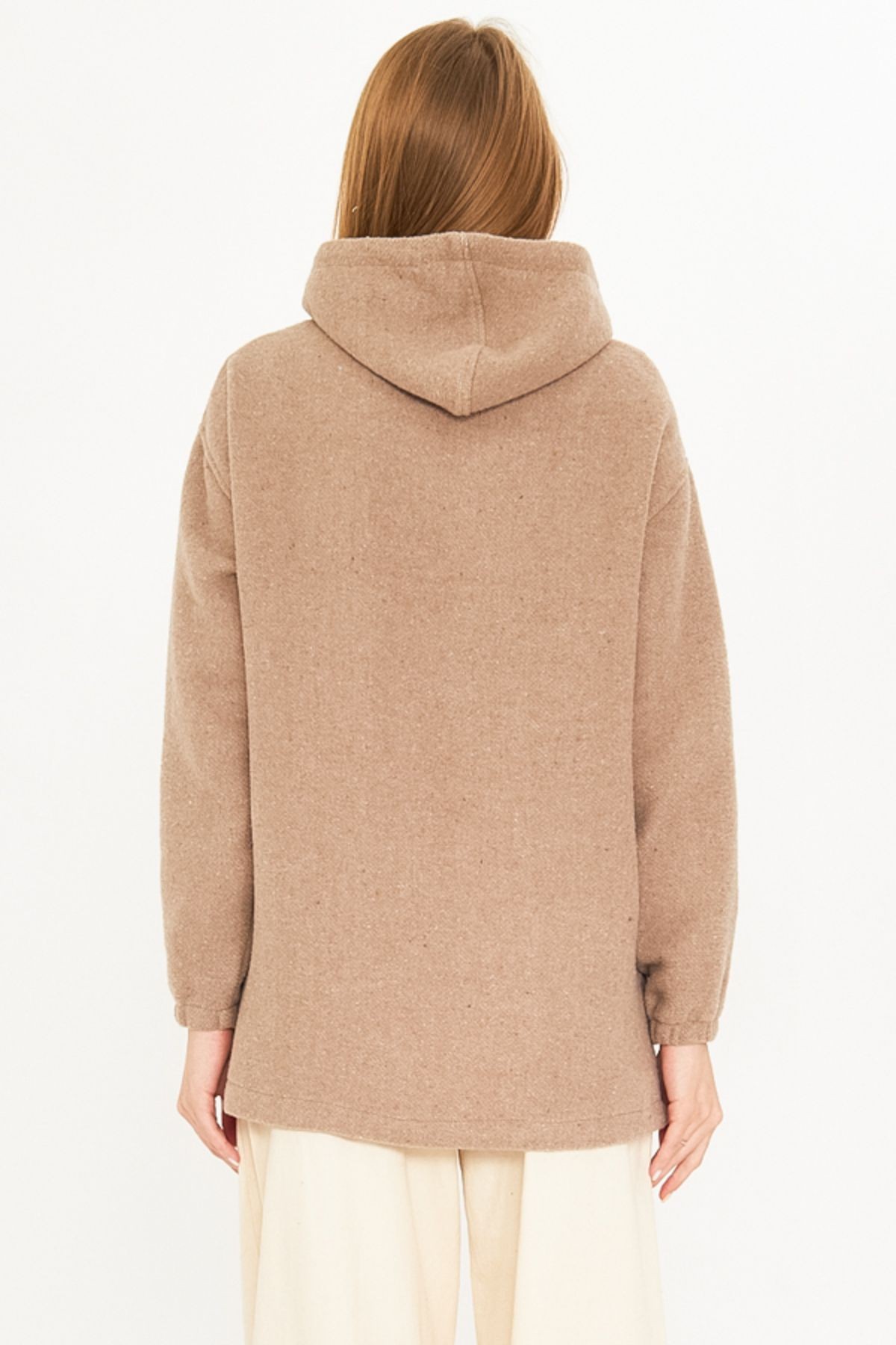 Kadın Bej Kapüşonlu Cep Kapaklı Kaşe Sweatshirt ARM-25K001097