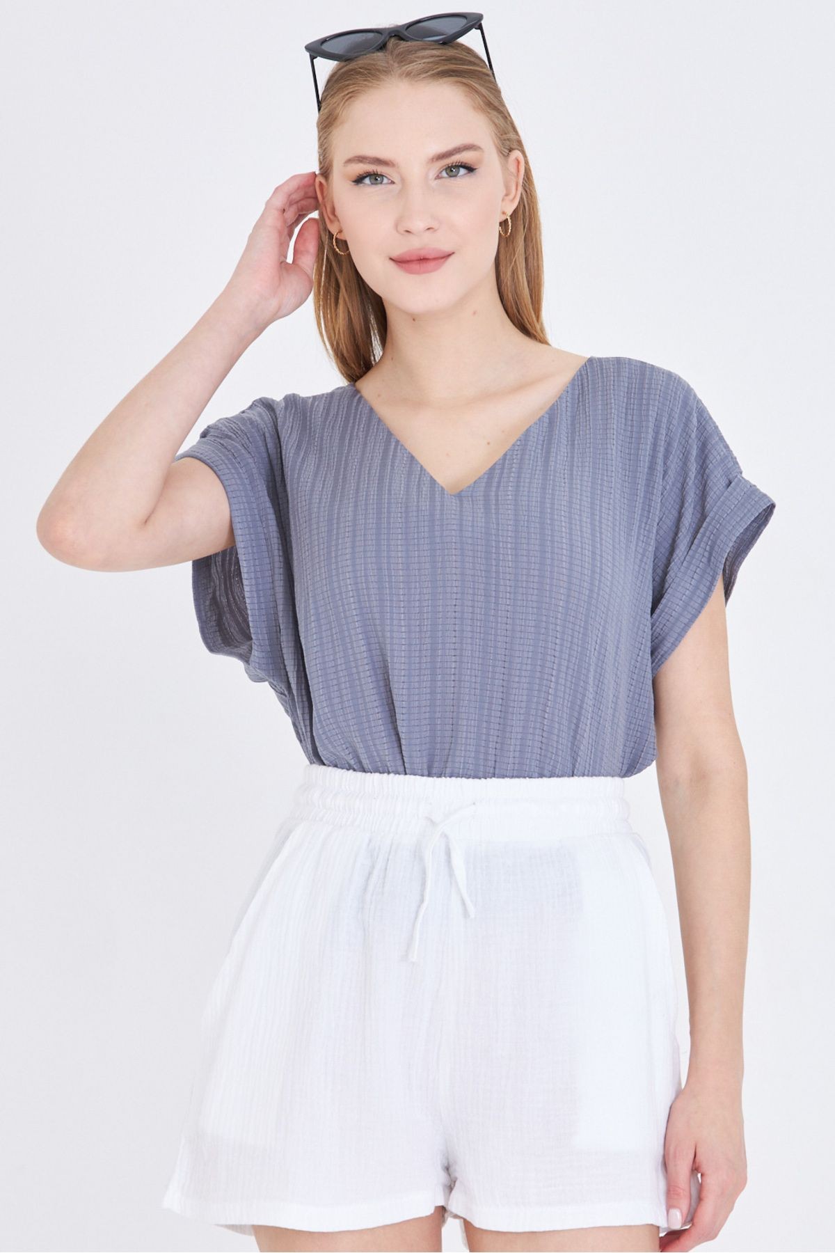 Kadın Gri V Yaka Yanları Yırtmaçlı Arkası Uzun Duble Kol Detaylı Oversize Bluz ARM-24Y001074