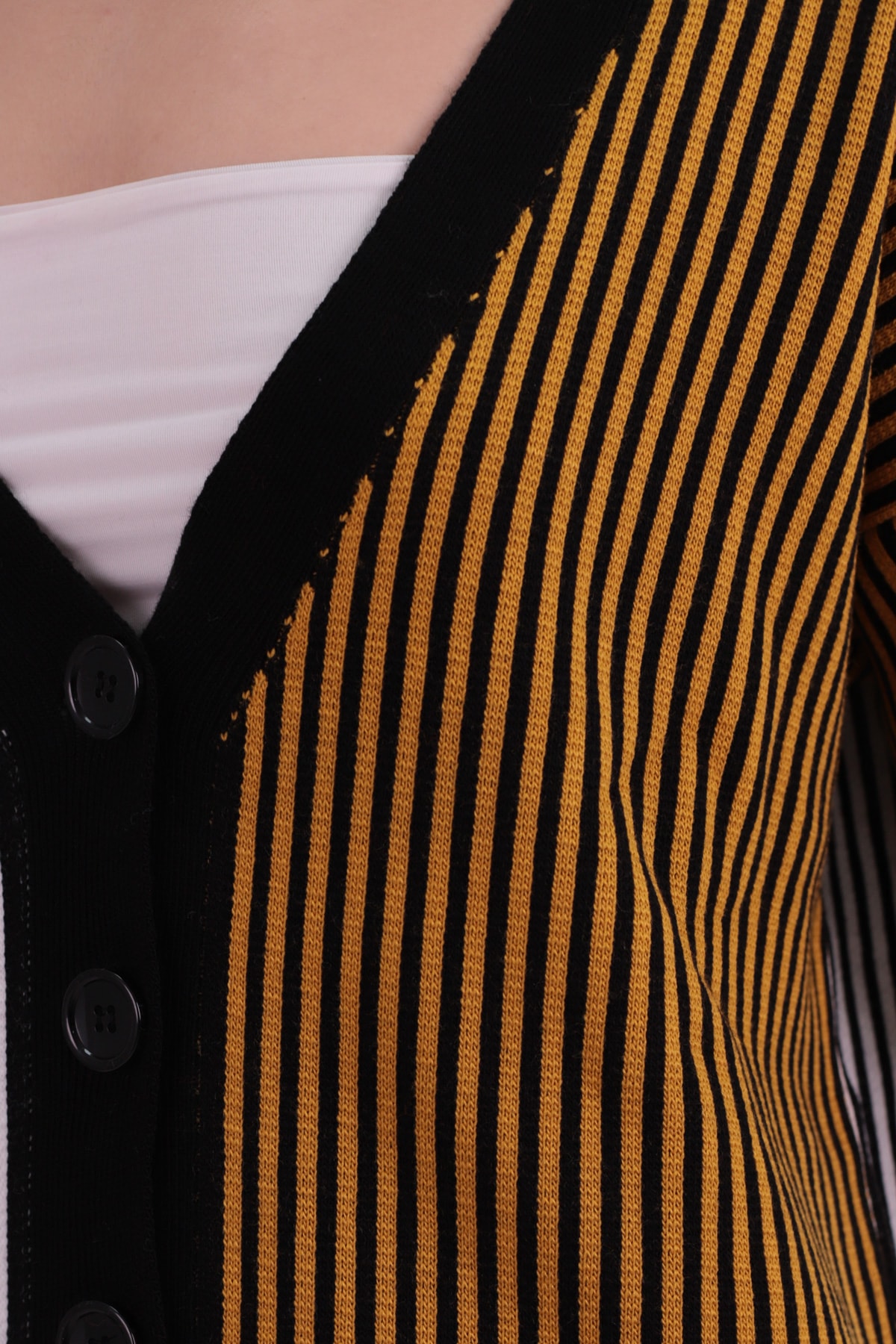 Kadın Siyah Çizgili Düğmeli Triko Hırka ARM-26K136027