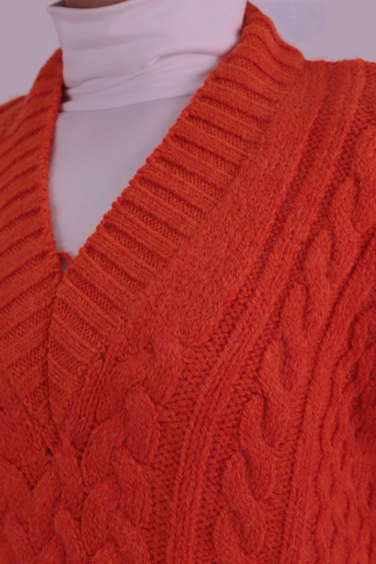 Kadın Turuncu V Yaka Saç Örgülü Triko Süveter ARM-26K136006