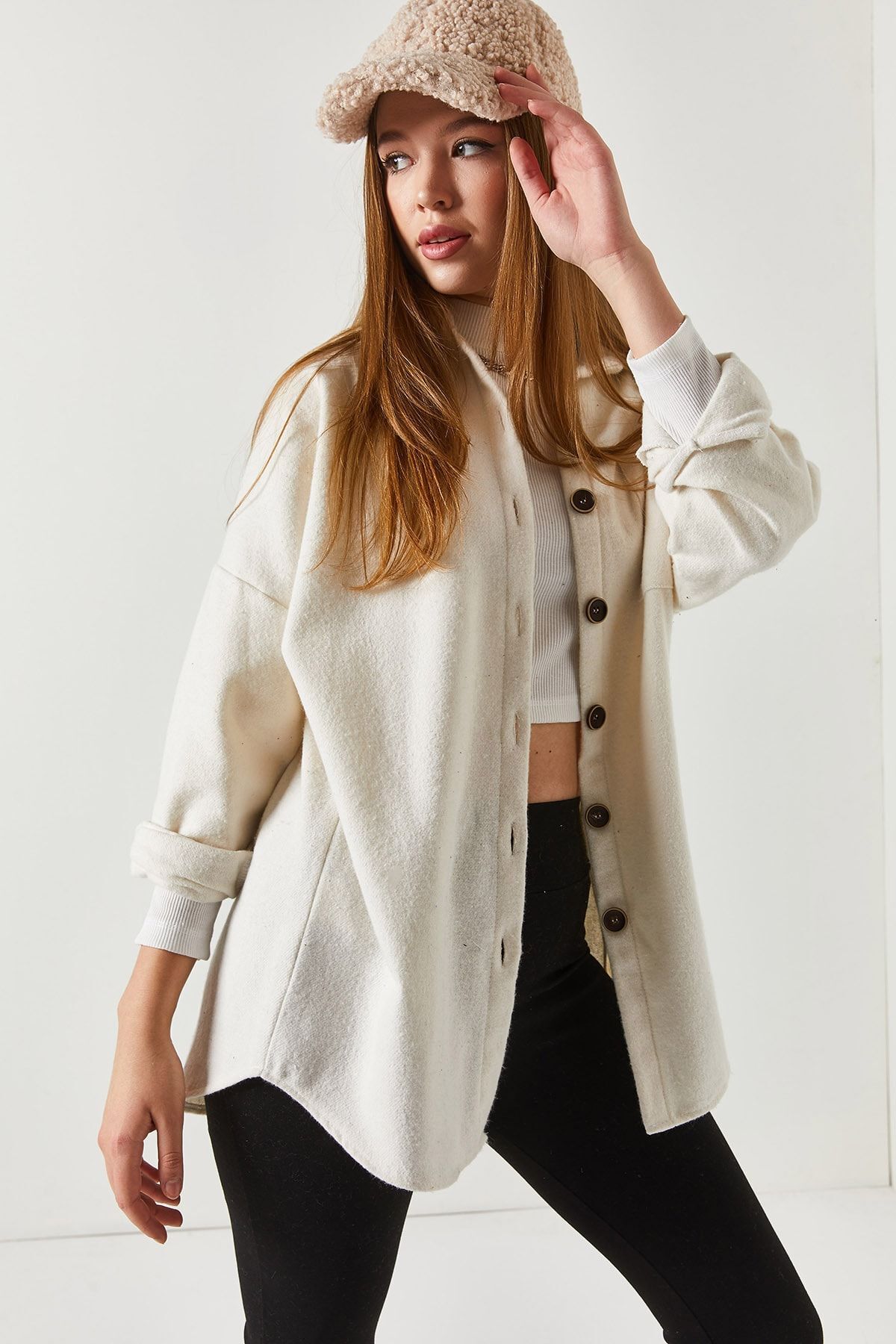 Kadın Beyaz Oversize Kaşe Cepli Gömlek ARM-22Y001156