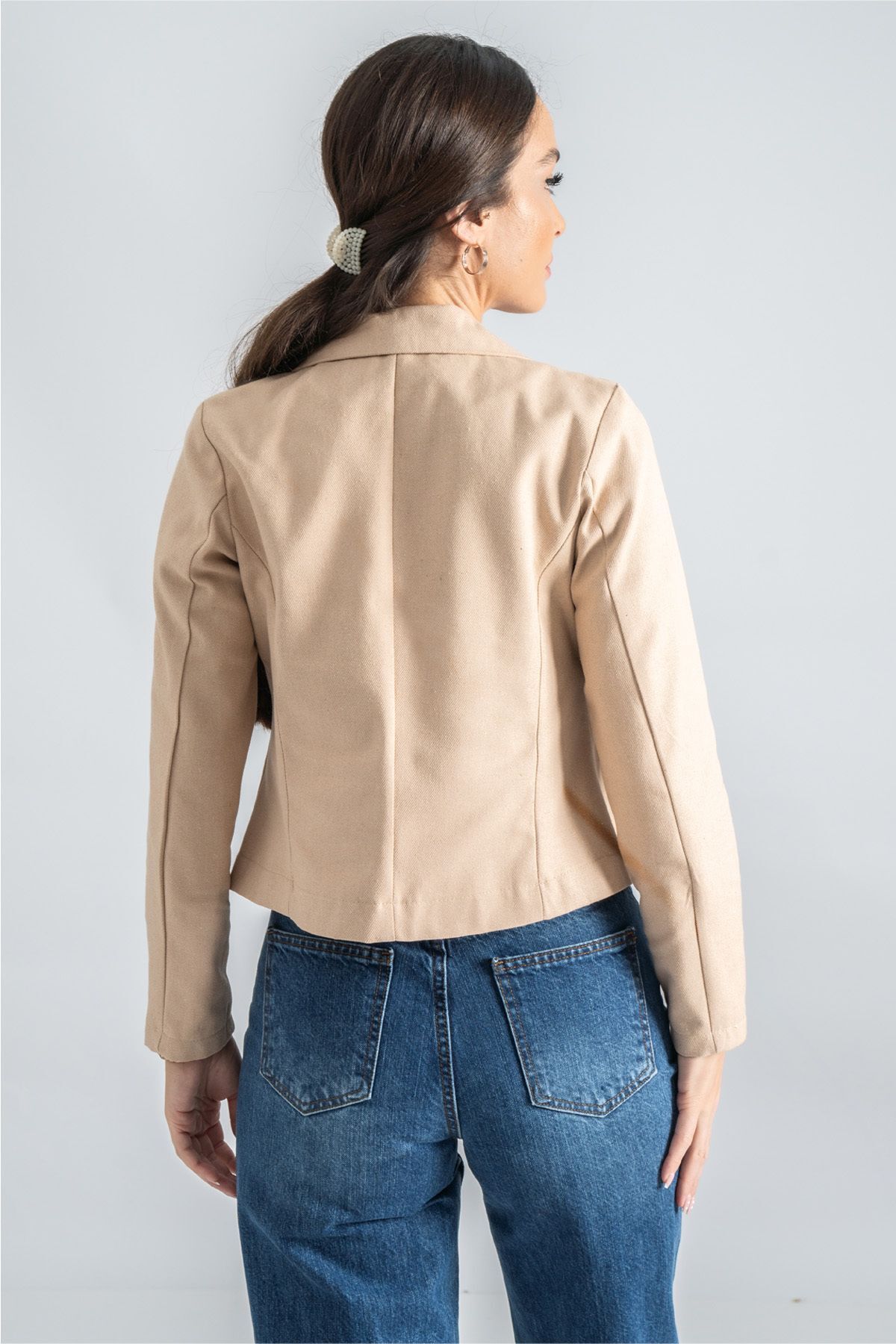 Kadın Bej Kruvaze Yaka Gabardin Crop Ceket ARM-24Y001010