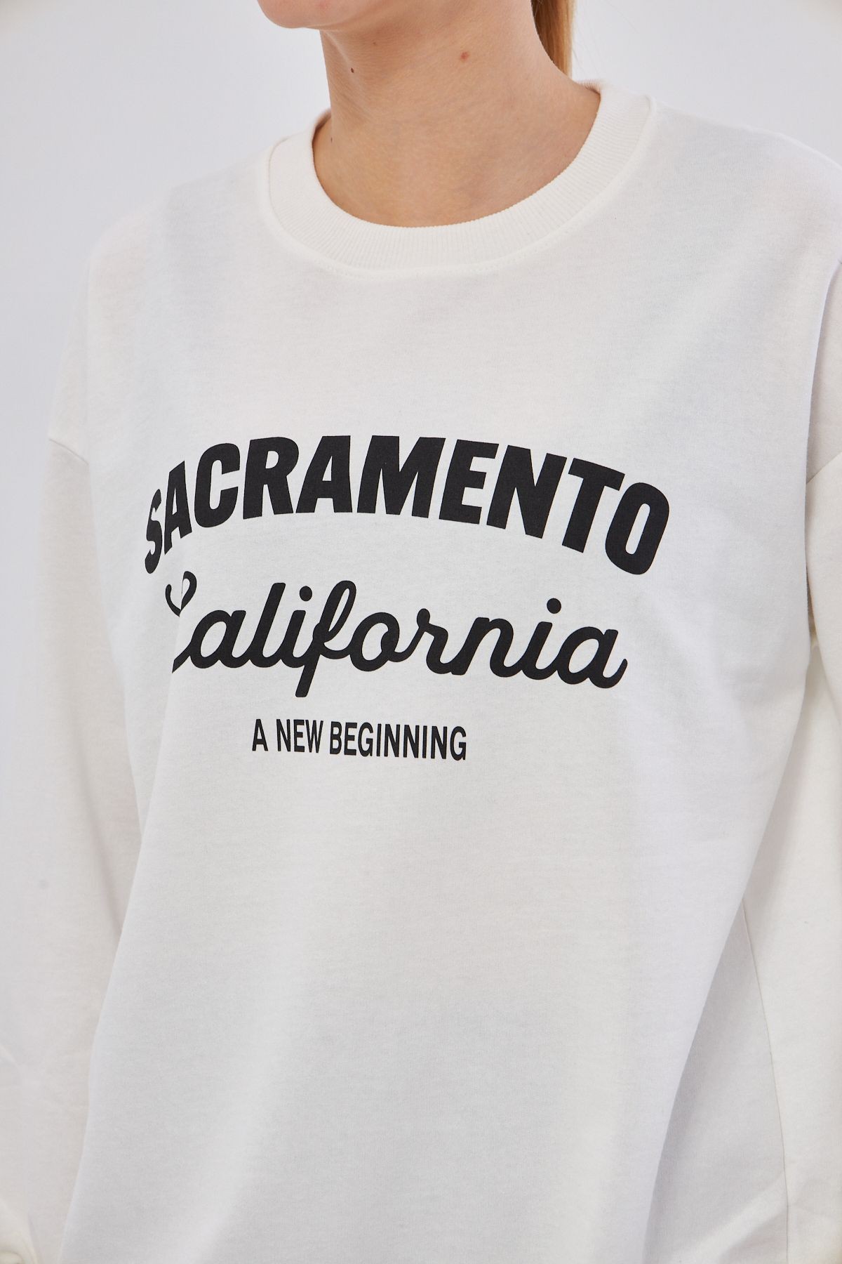 Kadın Beyaz Sacramento Baskılı Oversize Sweatshirt ARM-25K001020