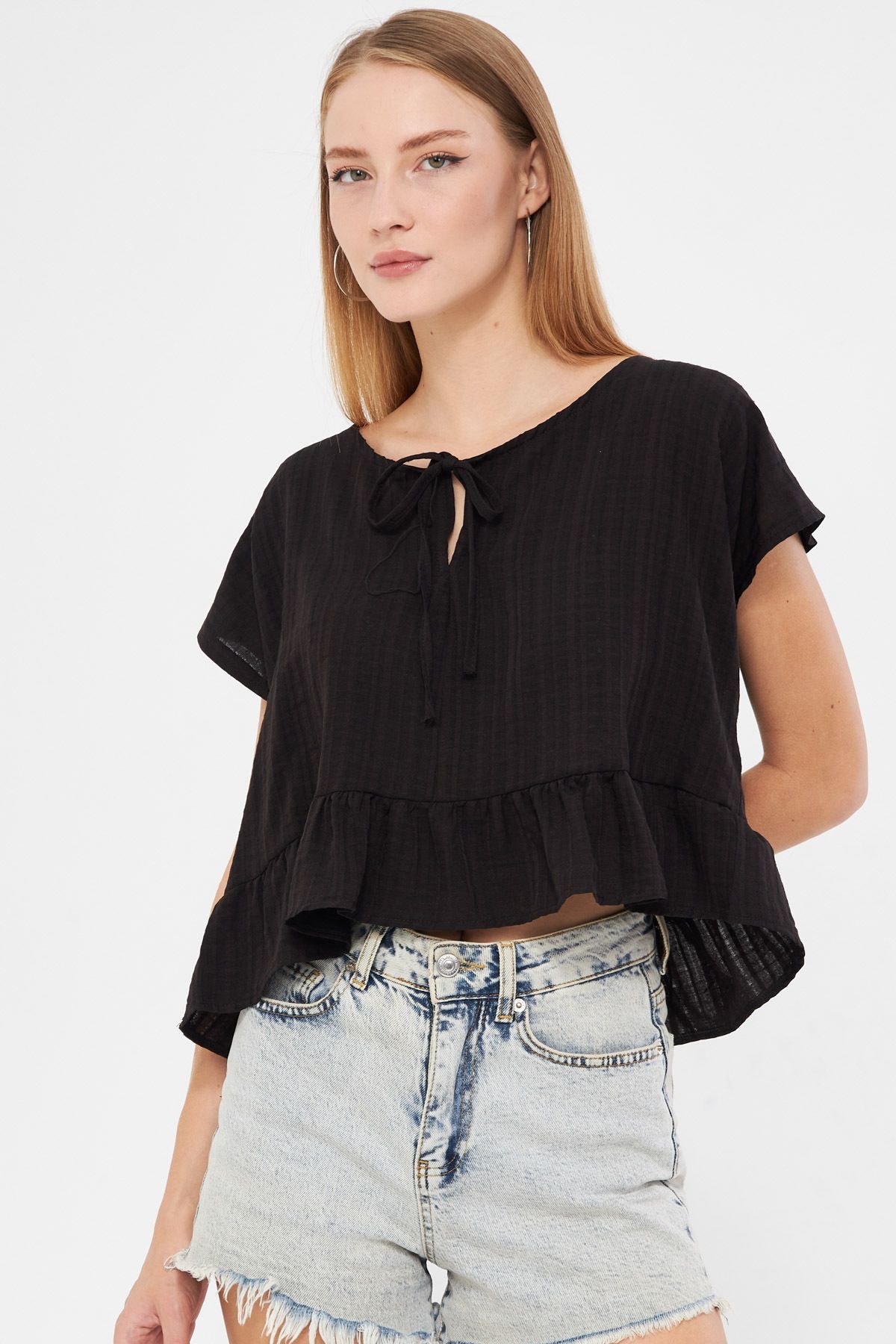 Kadın Siyah Yarasa Kol Yakası Bağlamalı Eteği Fırfırlı Oversize Crop Bluz ARM-24Y001088