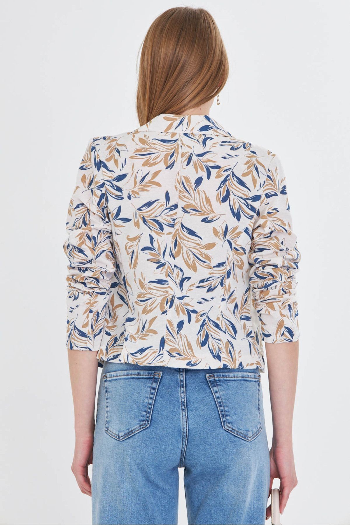 Kadın Açık Vizon Kruvaze Yaka Desenli Crop Ceket ARM-24Y001058