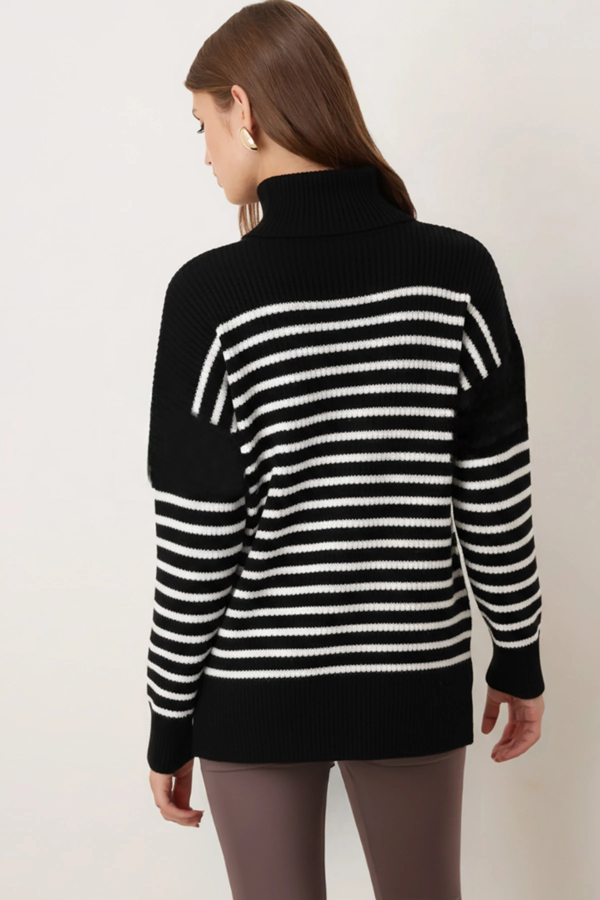 Kadın Siyah Balıkçı Yaka Etek Ucu Yırtmaçlı Triko Kazak ARM-26K136047