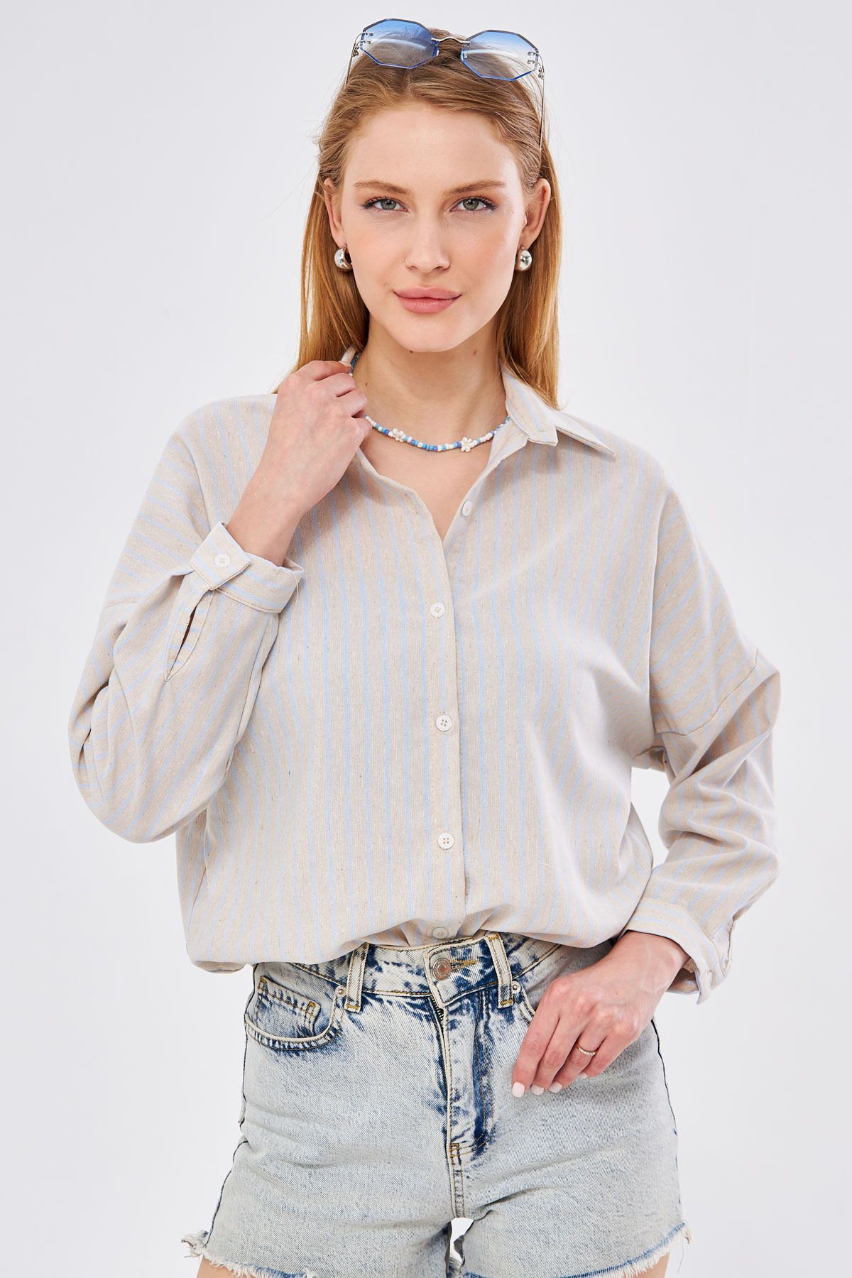 Kadın Açık Mavi Çizgili Oversize Uzun Basic Gömlek ARM-24K001061