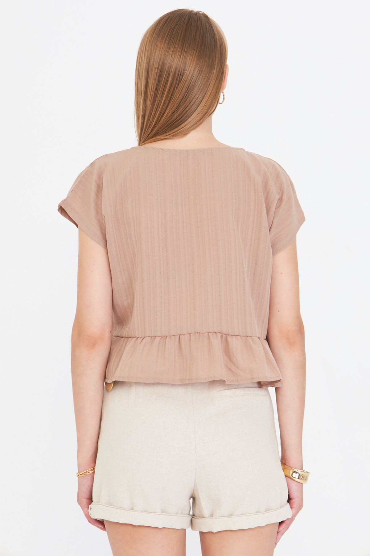 Kadın Açık Vizon Yarasa Kol Yakası Bağlamalı Eteği Fırfırlı Oversize Crop Bluz ARM-24Y001088