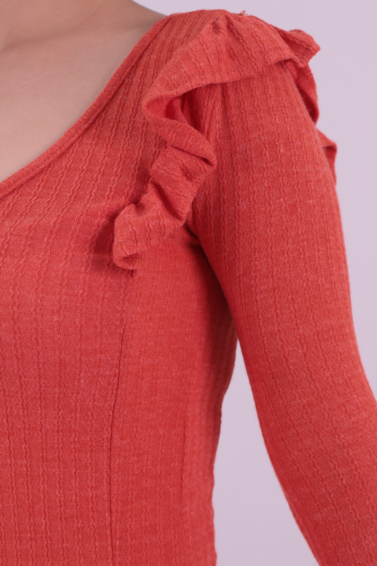 Kadın Nar Çiçeği V Yaka Fırfır Detaylı Yumuşak Dokulu Bluz ARM-26K001045