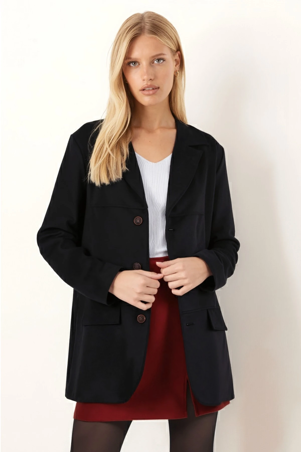 Kadın Siyah Yakalı Cep Kapaklı Düğmeli Vatkalı Premium Süet Oversize Ceket ARM-25K001057