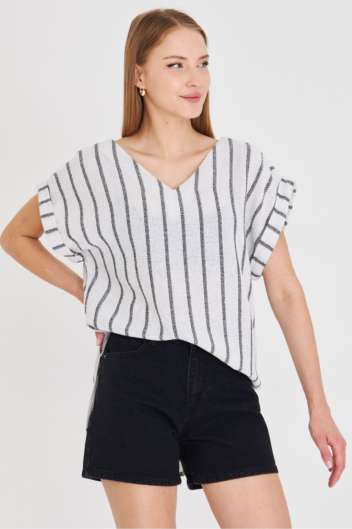 Kadın Siyah V Yaka Yanları Yırtmaçlı Arkası Uzun Duble Kol Detaylı Oversize Bluz ARM-25Y001056