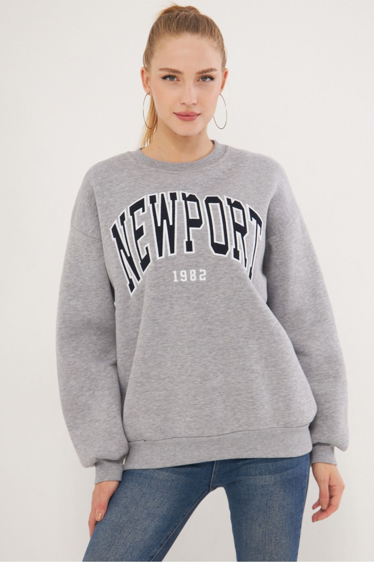 Kadın Gri Sıfır Yaka İçi Şardonlu Aprikeli Nakışlı Oversize Sweatshirt ARM-25K024002