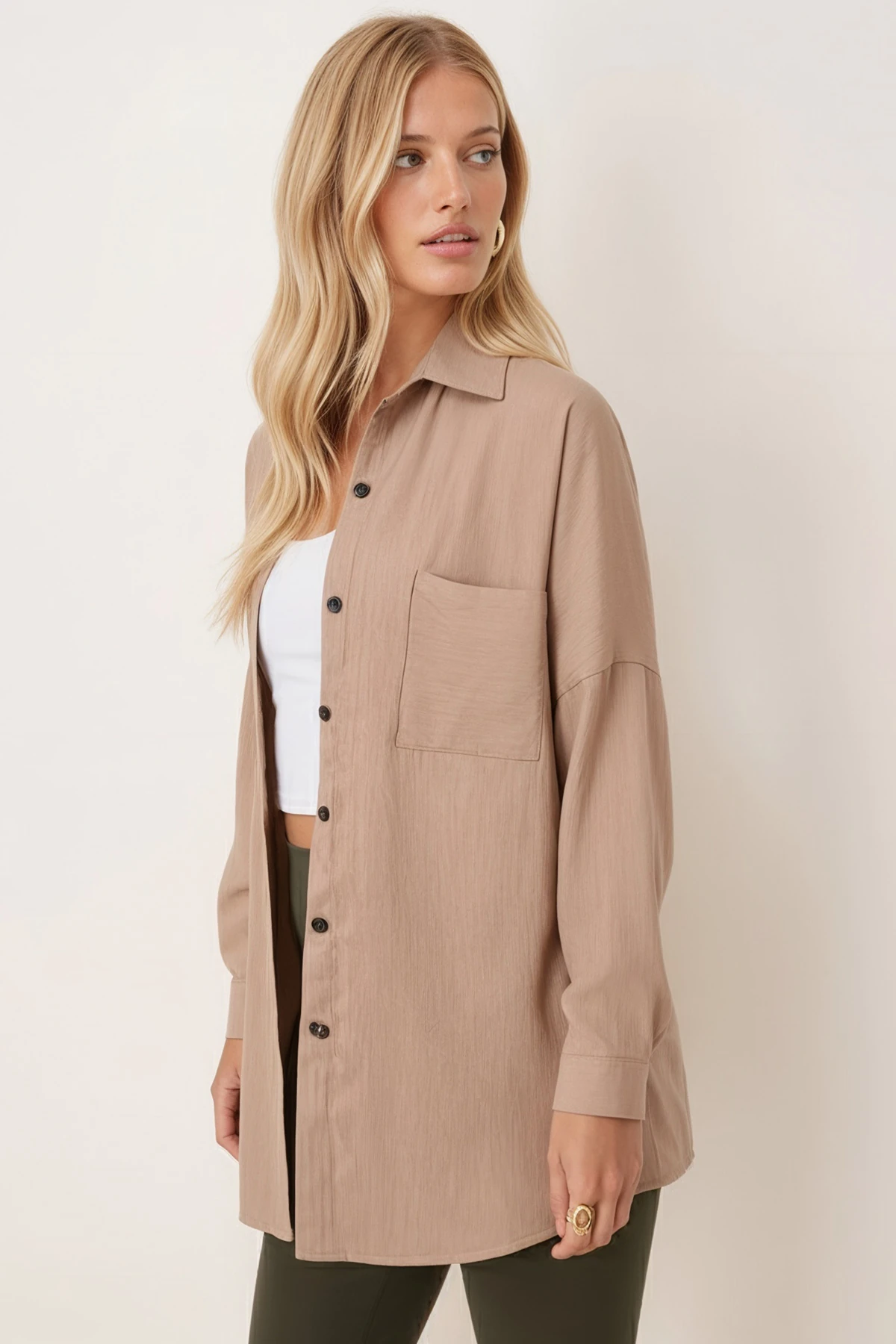 Kadın Bej Cepli Oversize İnce Fitilli Kadife Gömlek ARM-24K001076