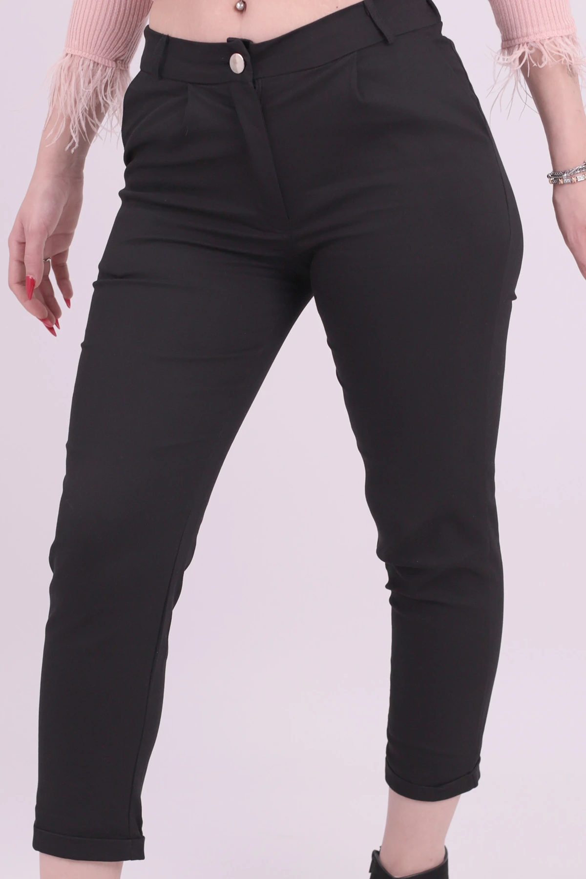 Kadın Siyah Beli Lastikli Paçası Katlamalı Pantolon ARM-26K136042