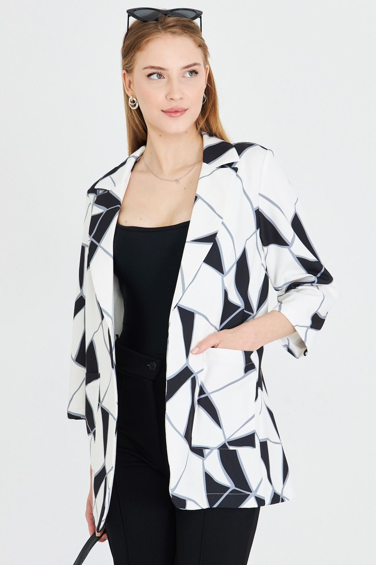 Kadın Beyaz Cepli Oversize Ceket ARM-25Y001057