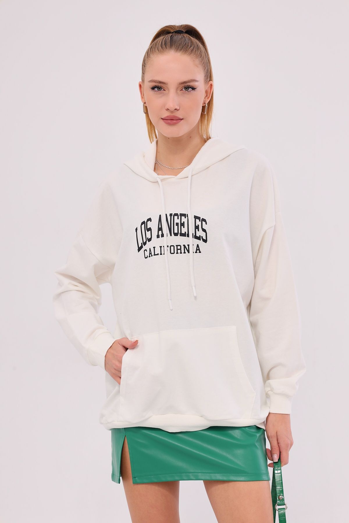 Kadın Beyaz Los Angeles Baskılı Kapüşonlu Oversize Sweatshirt ARM-25K001026