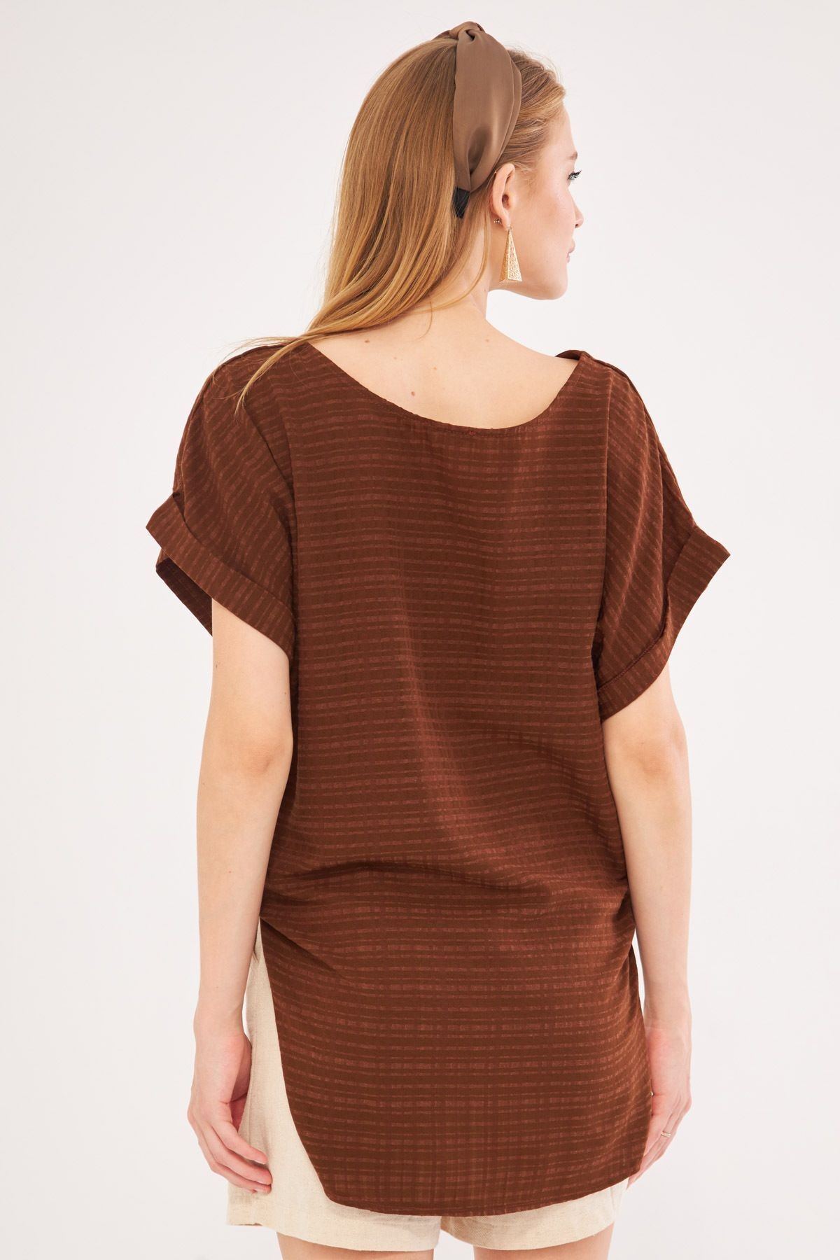 Kadın Kahve V Yaka Yanları Yırtmaçlı Arkası Uzun Duble Kol Detaylı Oversize Bluz ARM-24Y001074