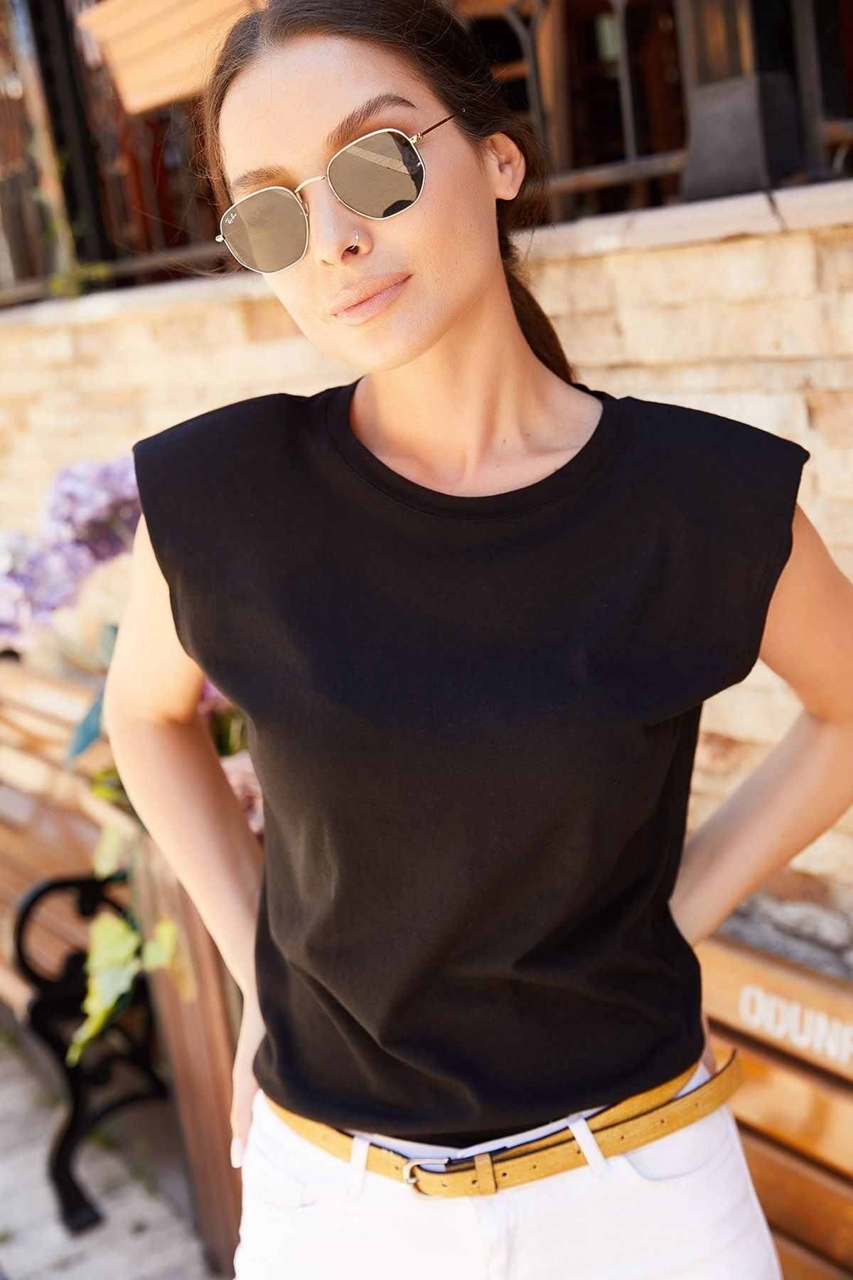 Kadın Siyah Omuzları Vatkalı Kısa Kol T-Shirt Arm-20Y055019