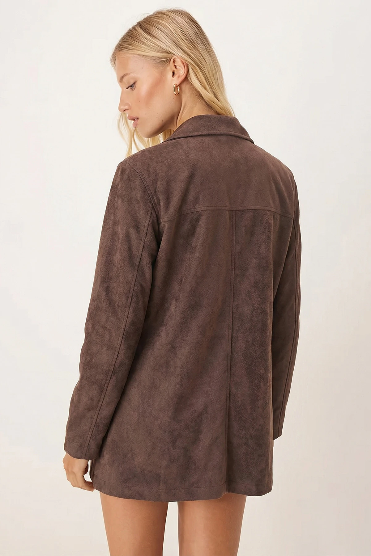 Kadın Koyu Kahve Yakalı Cep Kapaklı Düğmeli Vatkalı Premium Süet Oversize Ceket ARM-25K001057