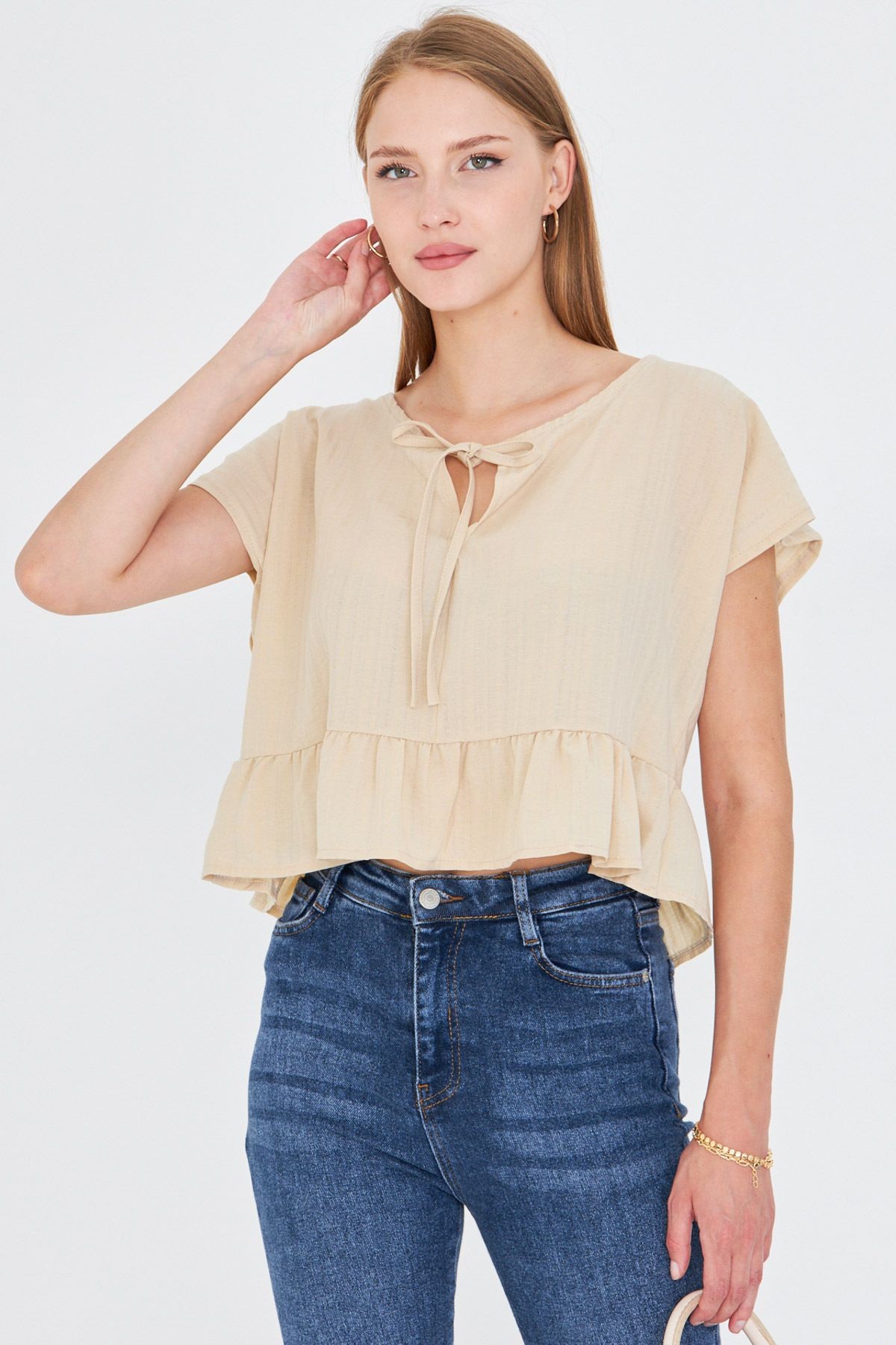 Kadın Krem Yarasa Kol Yakası Bağlamalı Eteği Fırfırlı Oversize Crop Bluz ARM-24Y001088