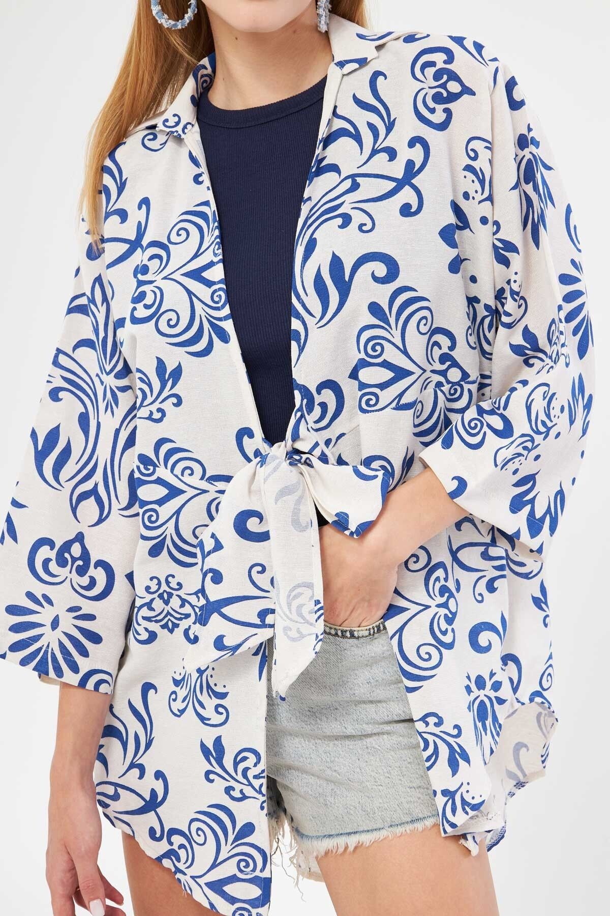 Kadın Koyu Mavi Desenli Keten Görünümlü Önden Bağlamalı Kimono Gömlek ARM-24Y001079