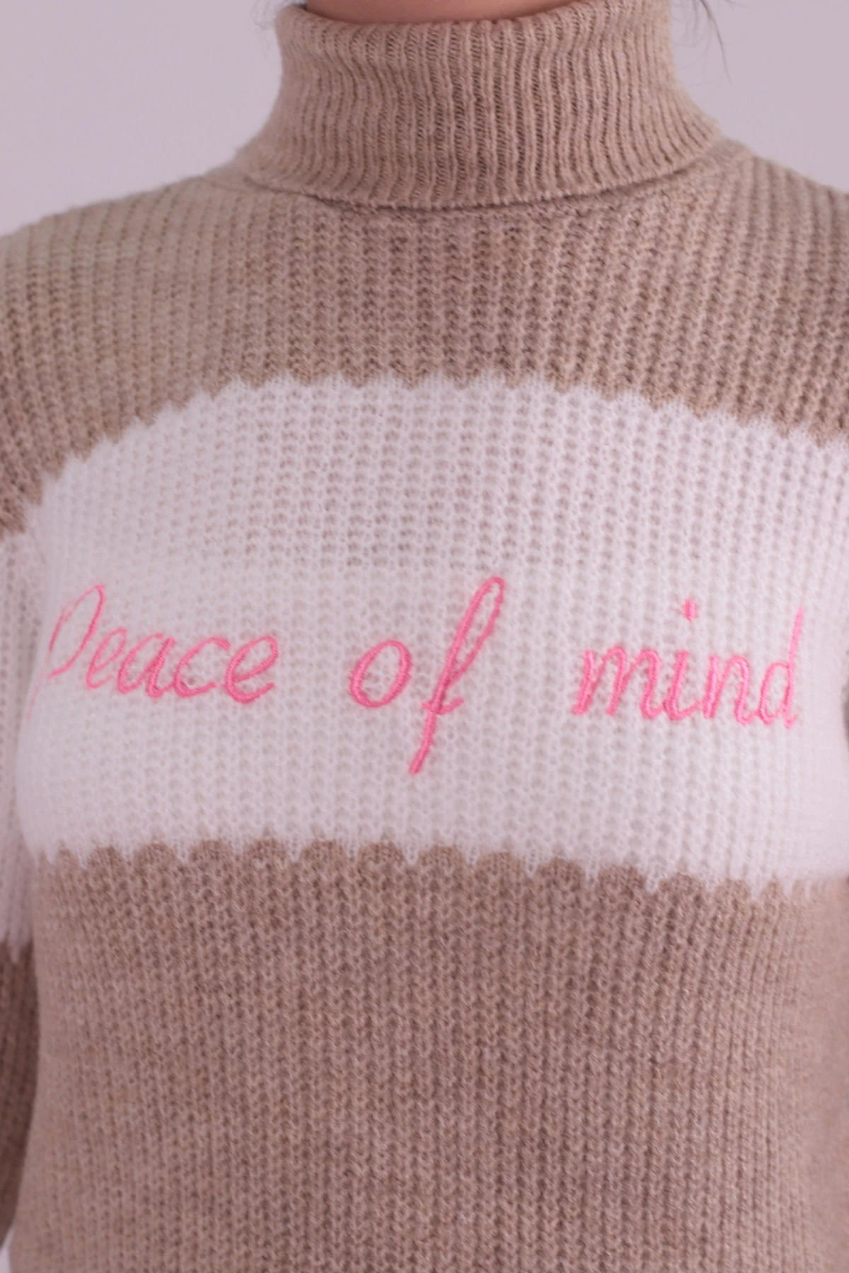 Kadın Bej Balıkçı Yaka Önü Yazalı Triko Kazak ARM-26K136033