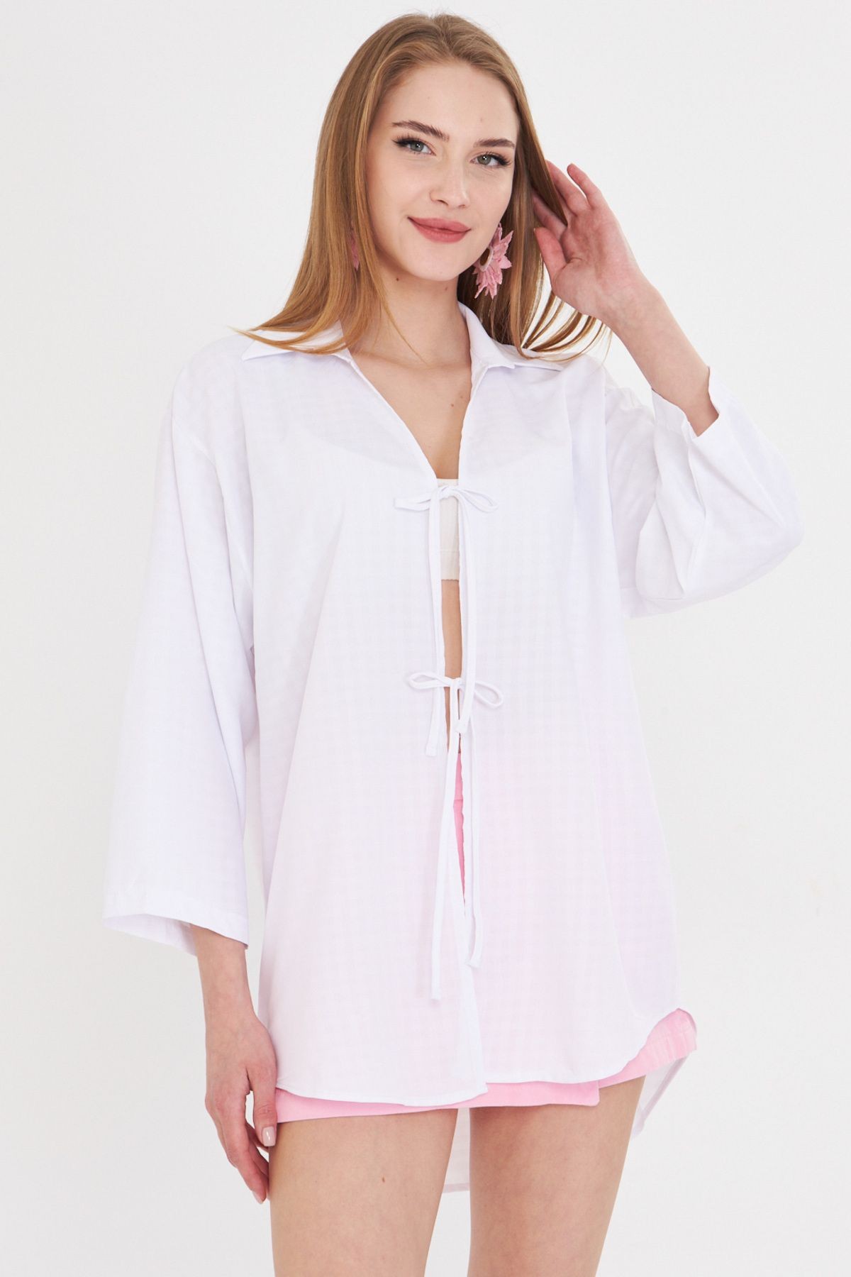 Kadın Beyaz Gömlek Yakalı Önden Bağcıklı Kimono Gömlek ARM-25K001006