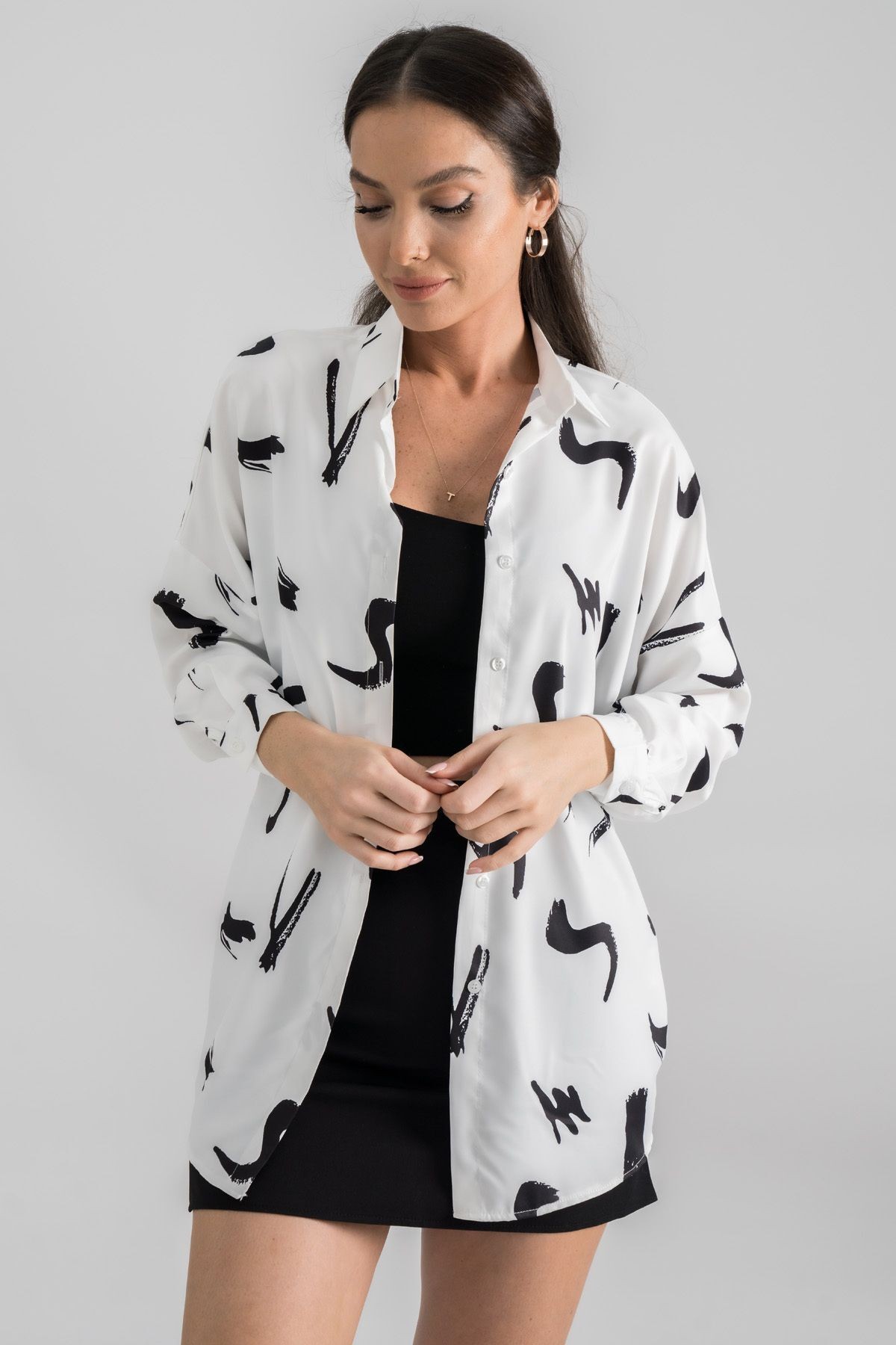 Kadın Siyah-Beyaz Desenli Oversize Uzun Basic Gömlek ARM-22Y001148