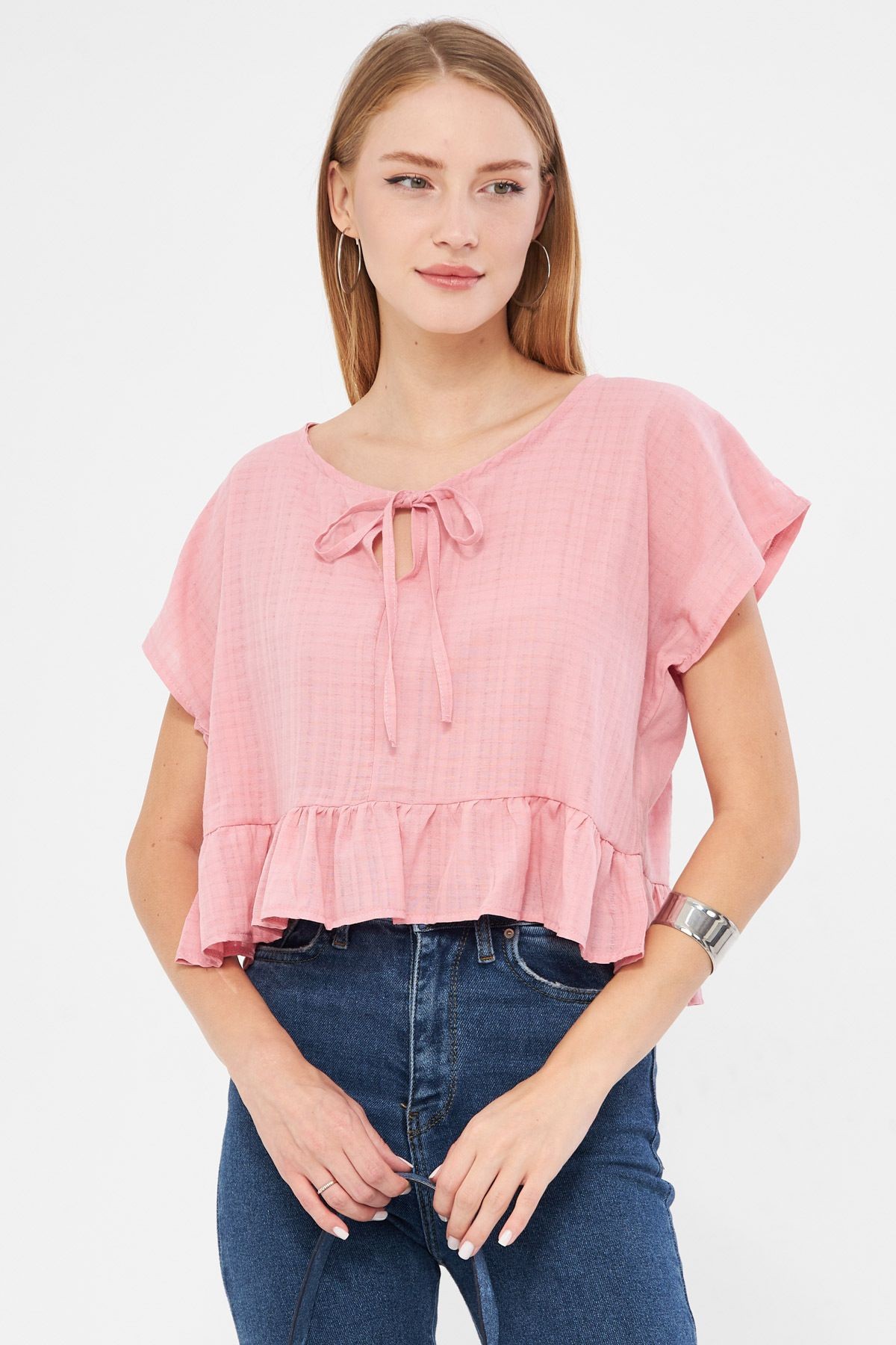 Kadın Pudra Yarasa Kol Yakası Bağlamalı Eteği Fırfırlı Oversize Crop Bluz ARM-24Y001088