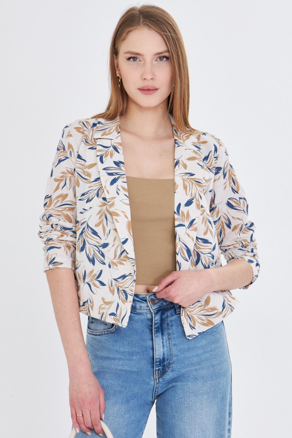 Kadın Açık Vizon Kruvaze Yaka Desenli Crop Ceket ARM-24Y001058