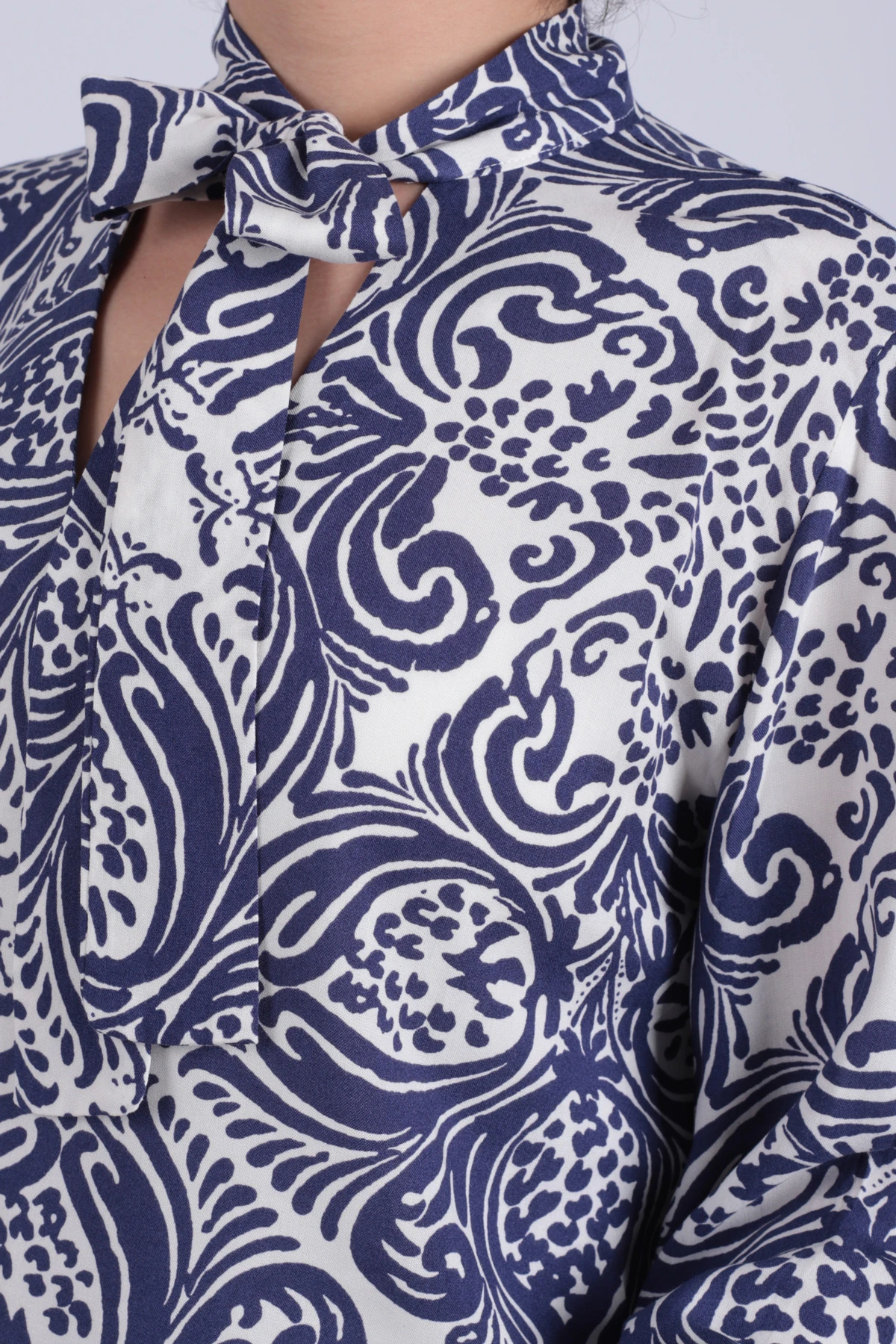 Kadın Lacivert-Beyaz Yakası Bağlamalı Kolu Lastikli Bluz ARM-25K001096